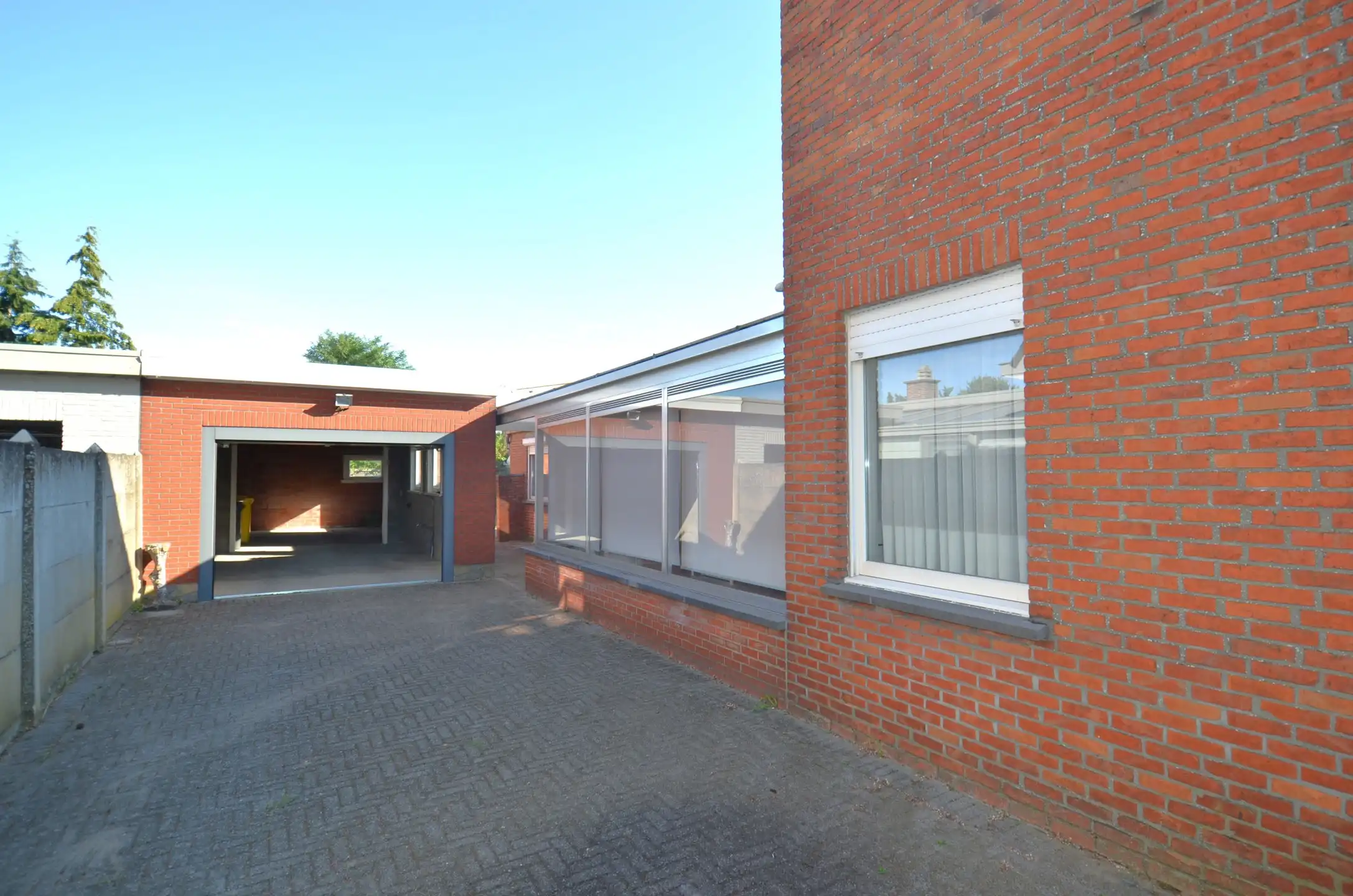Te renoveren woning met 3 slaapkamers, tuintje en dubbele garage foto 5
