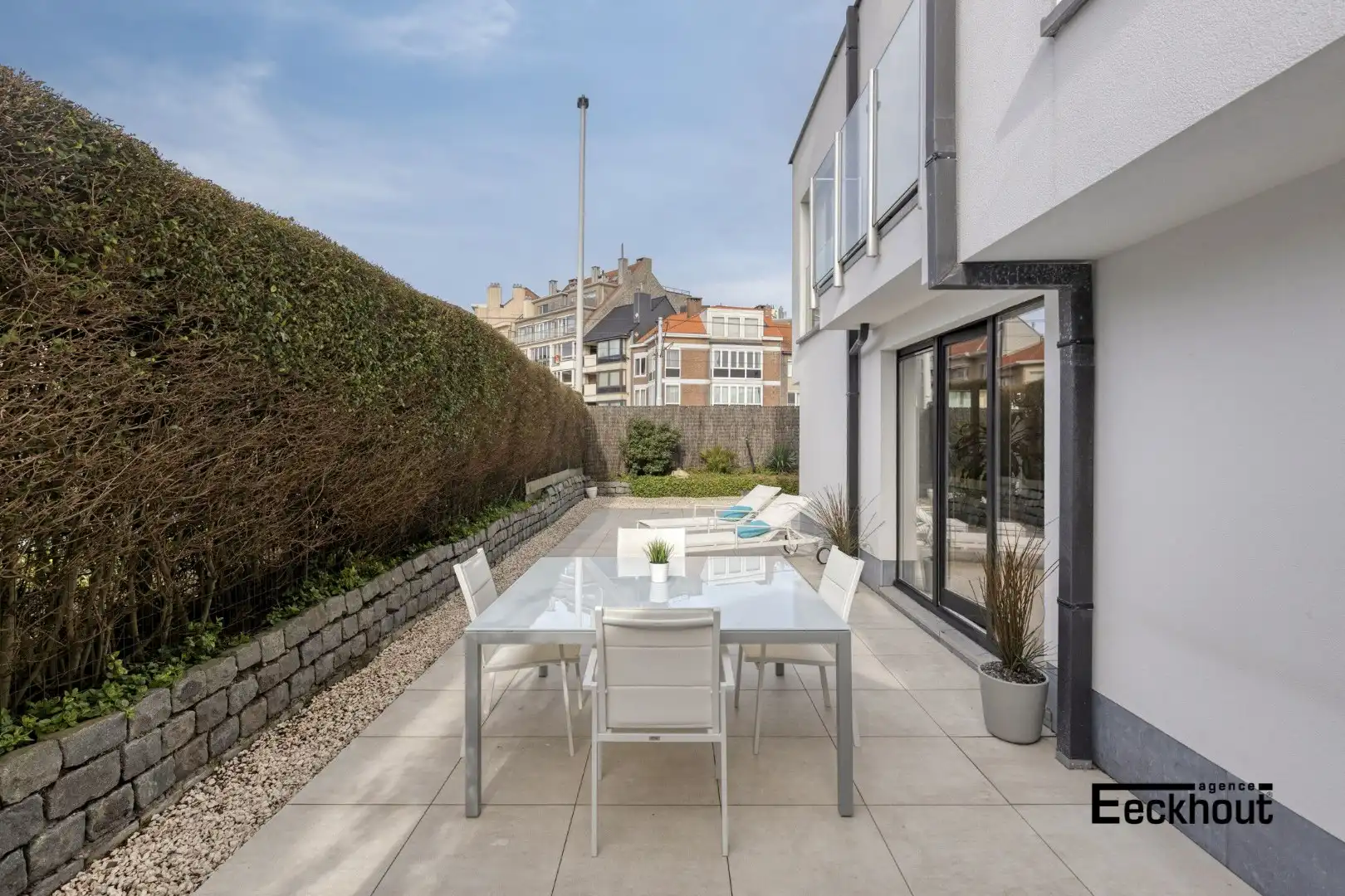 Gerenoveerd appartement met uitzonderlijk groot terras en inpandige garage! foto {{pictureIndex}}