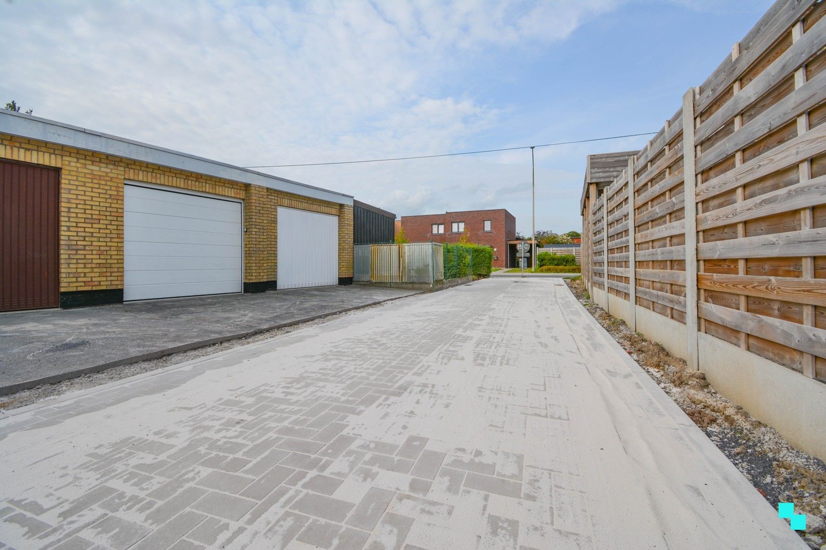 Te renoveren woning met garage achteraan te Roeselare foto 24