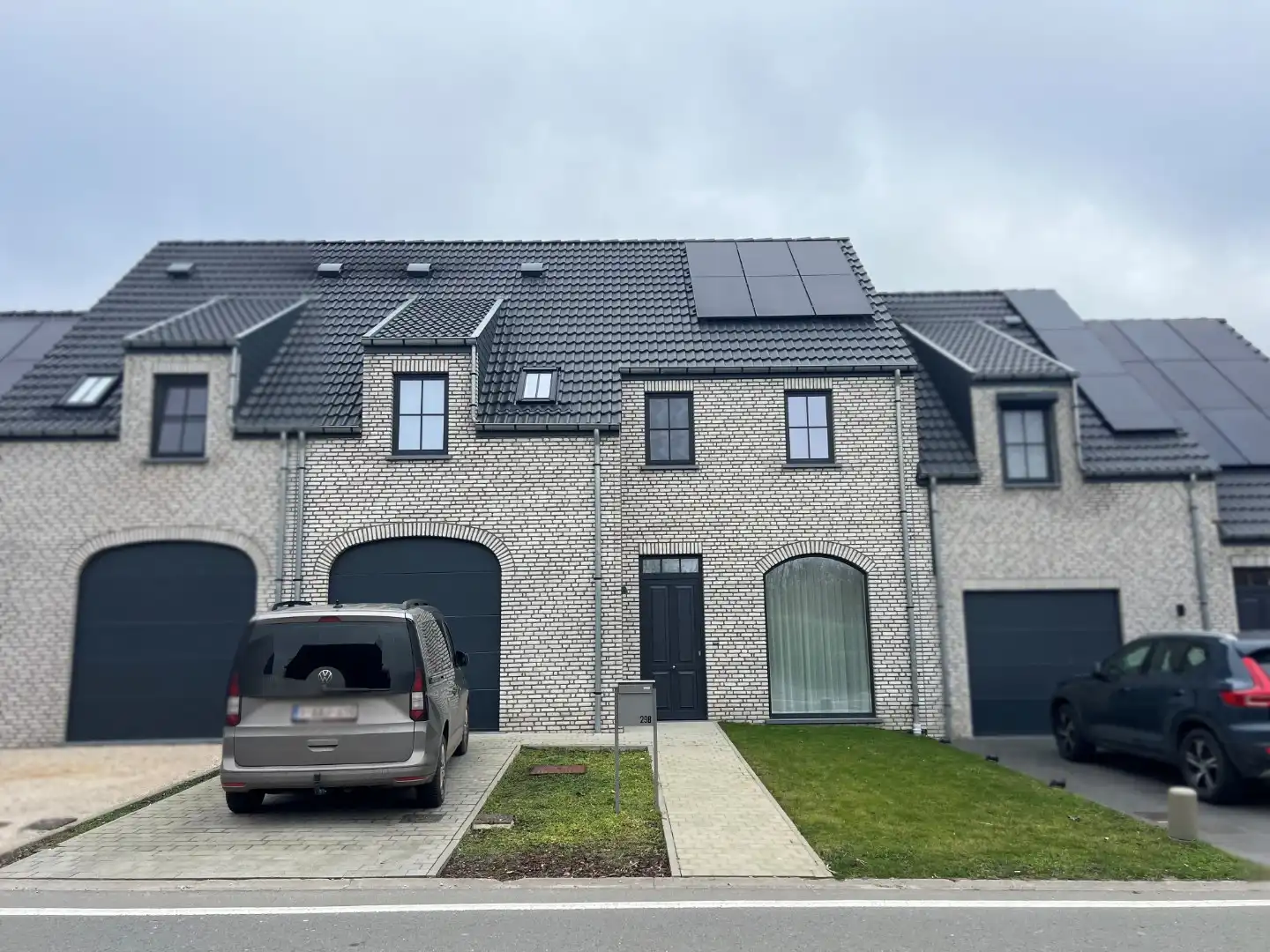 Ruime woning met 3 slaapkamers, garage en tuin foto {{pictureIndex}}