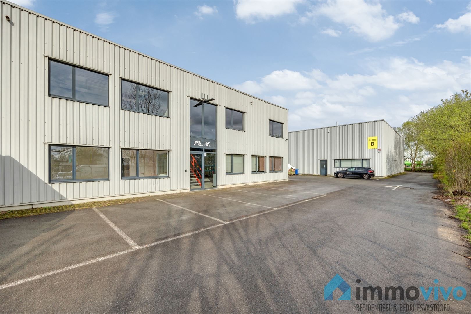 Instapklare KMO-unit van 400 m² met 160 m² kantoor en 5 pp. op toplocatie foto 2