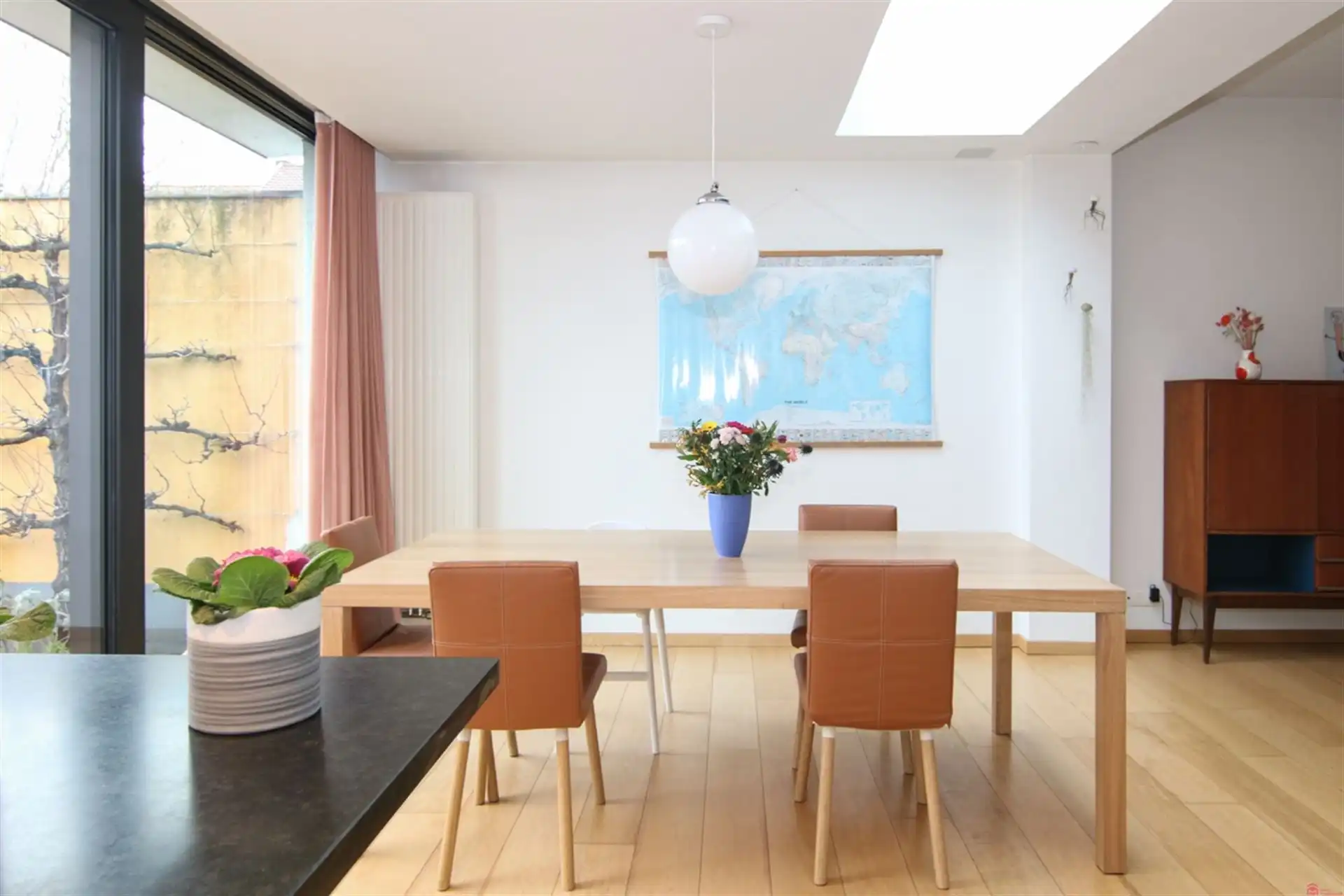 Prachtig vernieuwde halfopen woning op Pius-X foto 10