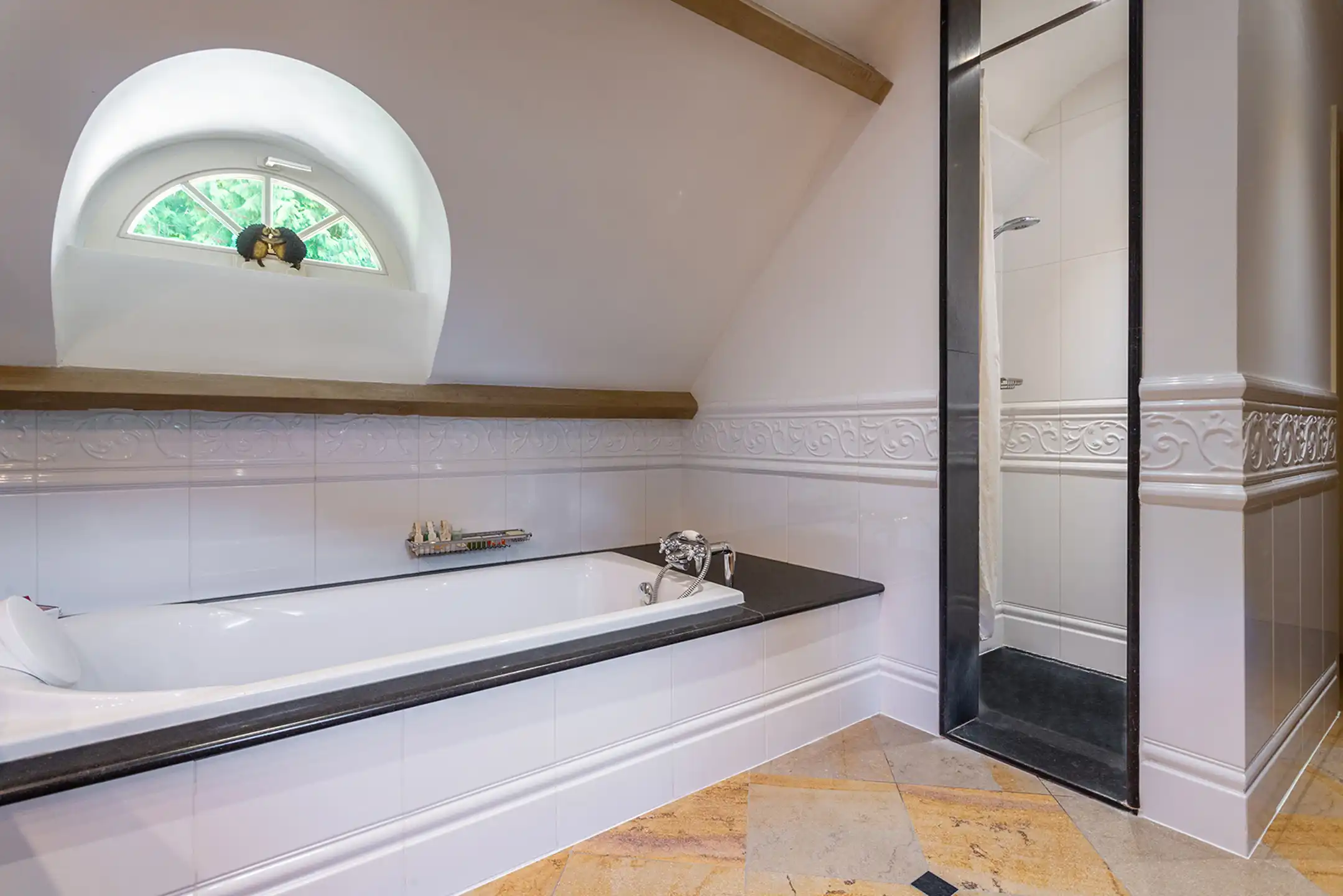 Charmante klasse-villa met rieten dak in bosrijke omgeving foto 37