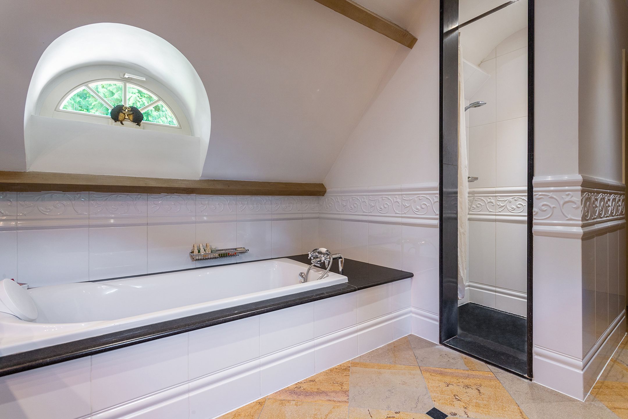 Charmante klasse-villa met rieten dak in bosrijke omgeving foto 37