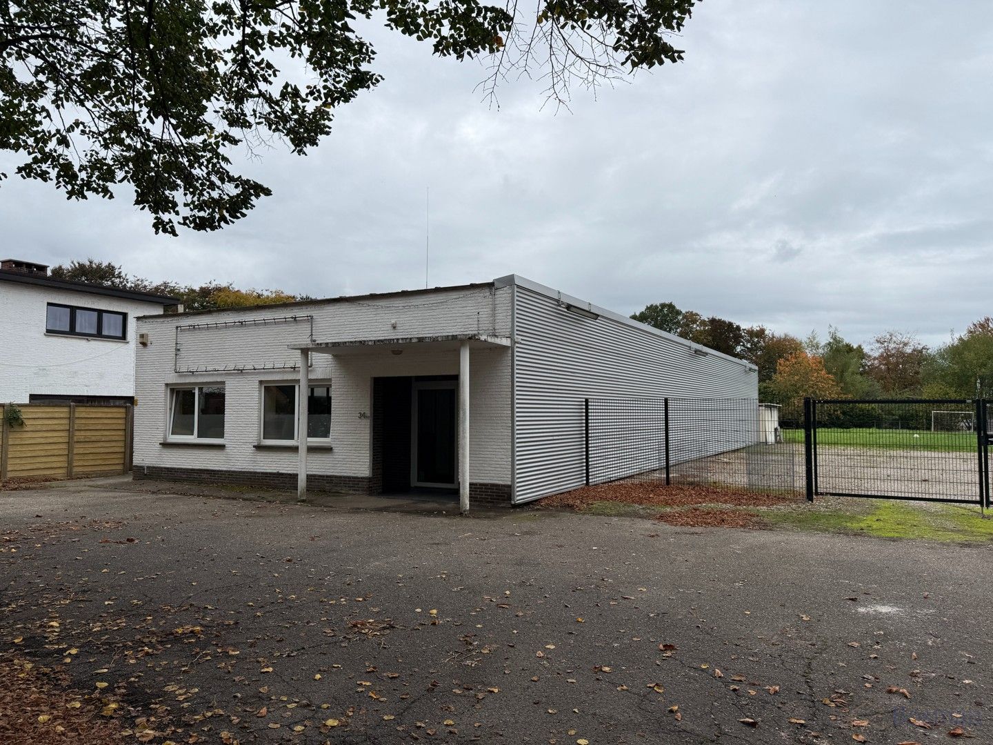 Bedrijfshal met bureauruimte (360m²) te huur in Tessenderlo foto 2