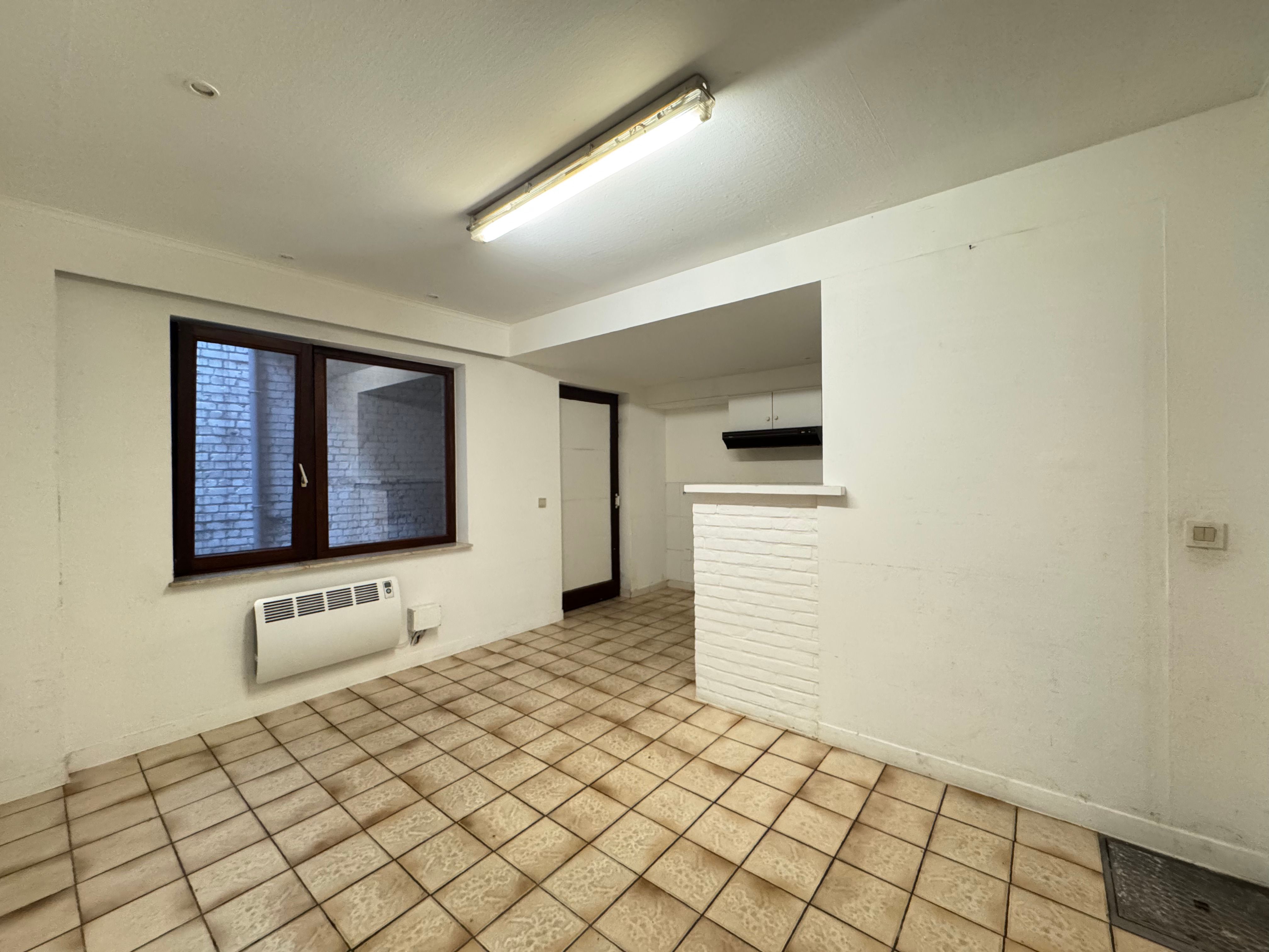 Handelsgelijkvloers 60m² aan drukke invalsweg Oostende foto 5