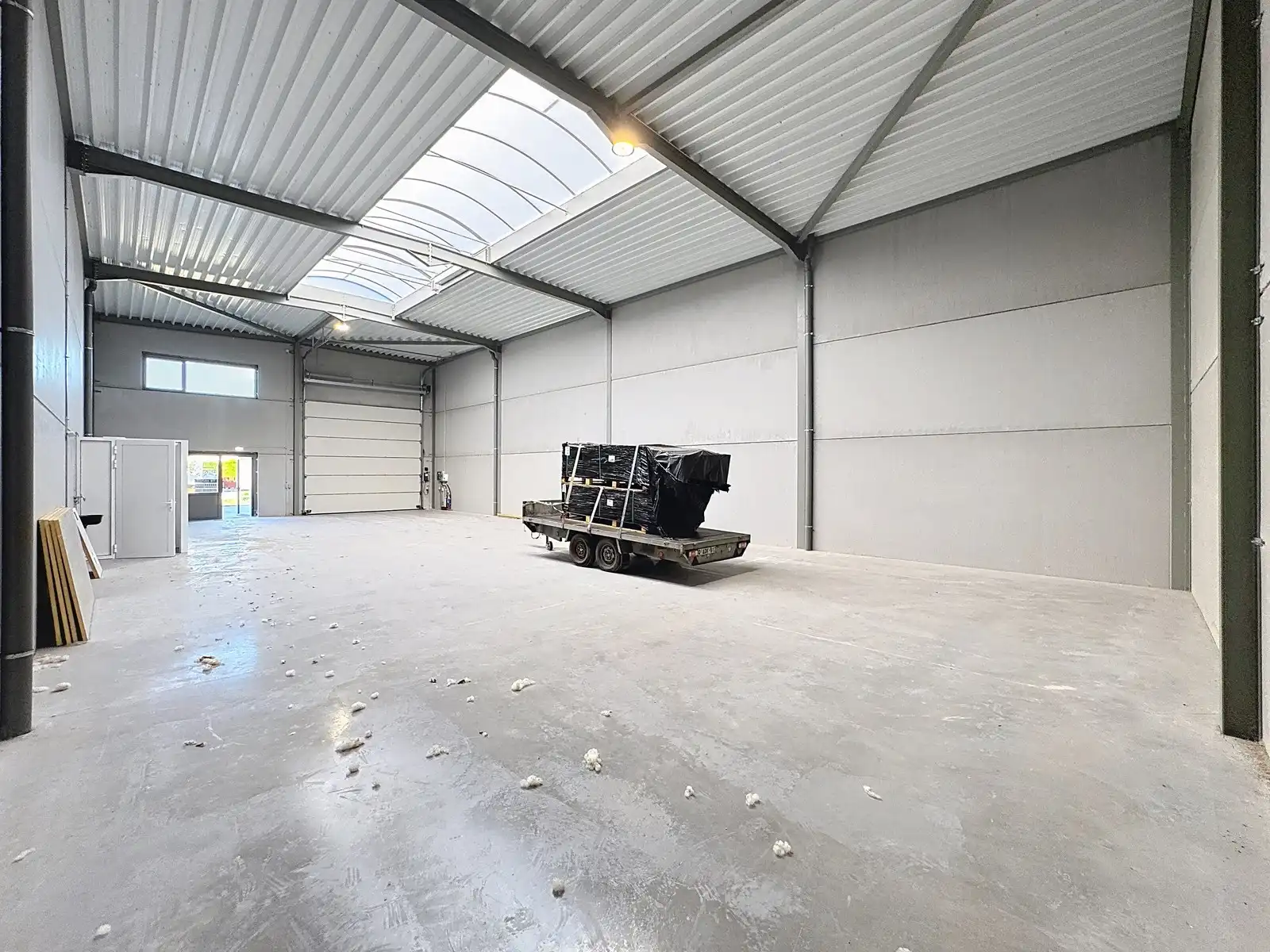 NB MAGAZIJN (264m²) met automatische sectionaalpoort, toilet en 2 voorbehouden parkeerplaatsen voor de deur te Beernem/Wingene. foto 3