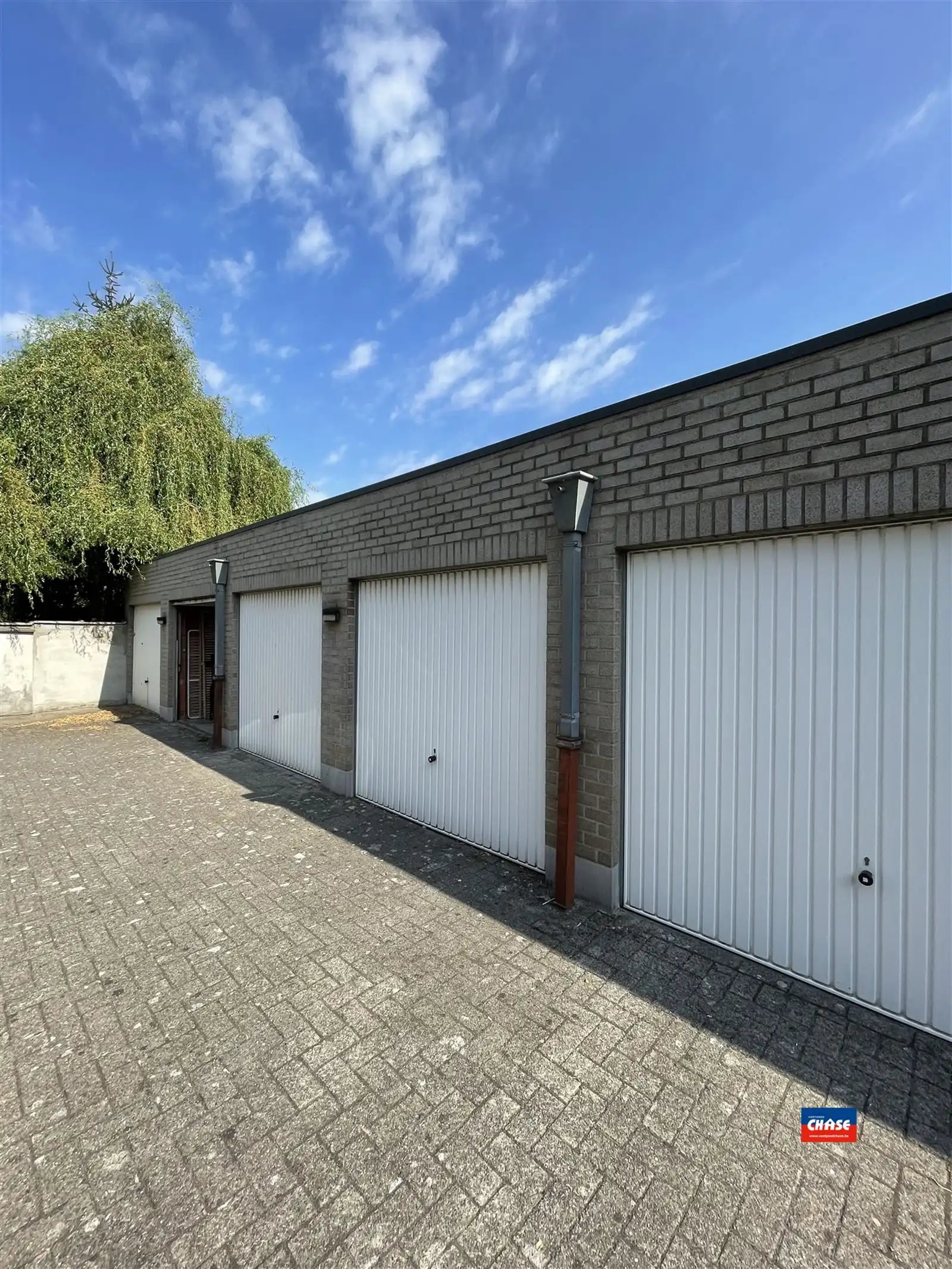 Garagebox in afgesloten complex met elektrische toegangspoort foto 4