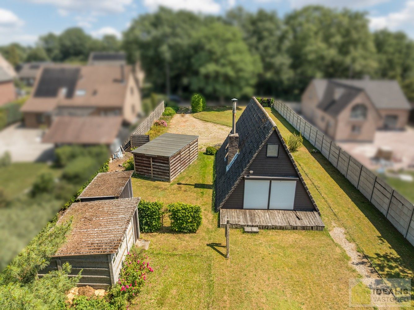 DEALIS VASTGOED – Residentieel gelegen bouwgrond met zicht op groen van maar liefst 12a (1200m²) met een straatbreedte van +- 20m. Momenteel voorzien van een chalet (onvergund) die dienst kan doen als tijdelijke woning. foto 4