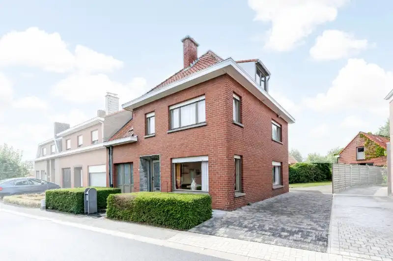 Hoofdfoto van de publicatie: Hooglede-centrum. Charmante | ruime | half open bebouwing op 740m2 met > 4 slaapkamers, apart bijgebouw van +/- 60m2. Ideaal voor gezinnen / extra polyvalente ruimtes, ideaal gelegen.