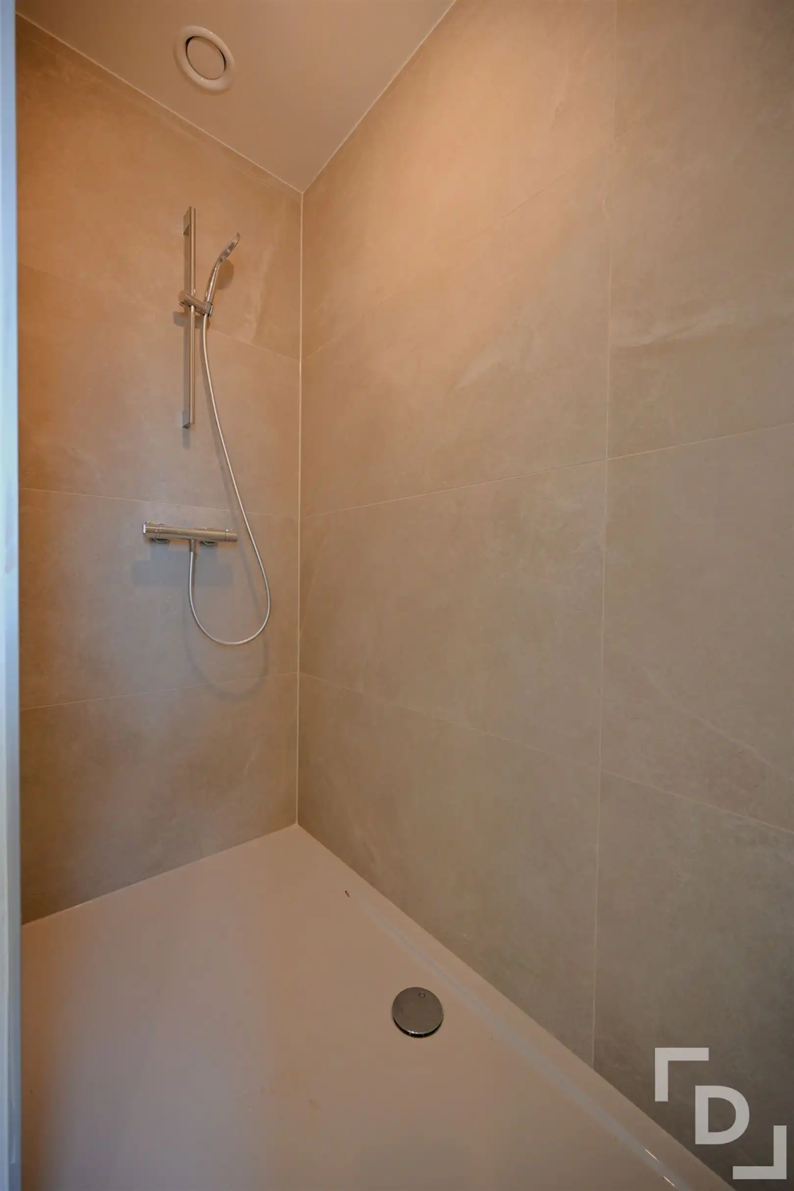 Afgewerkte nieuwbouwwoning  in hartje Proven. foto 8