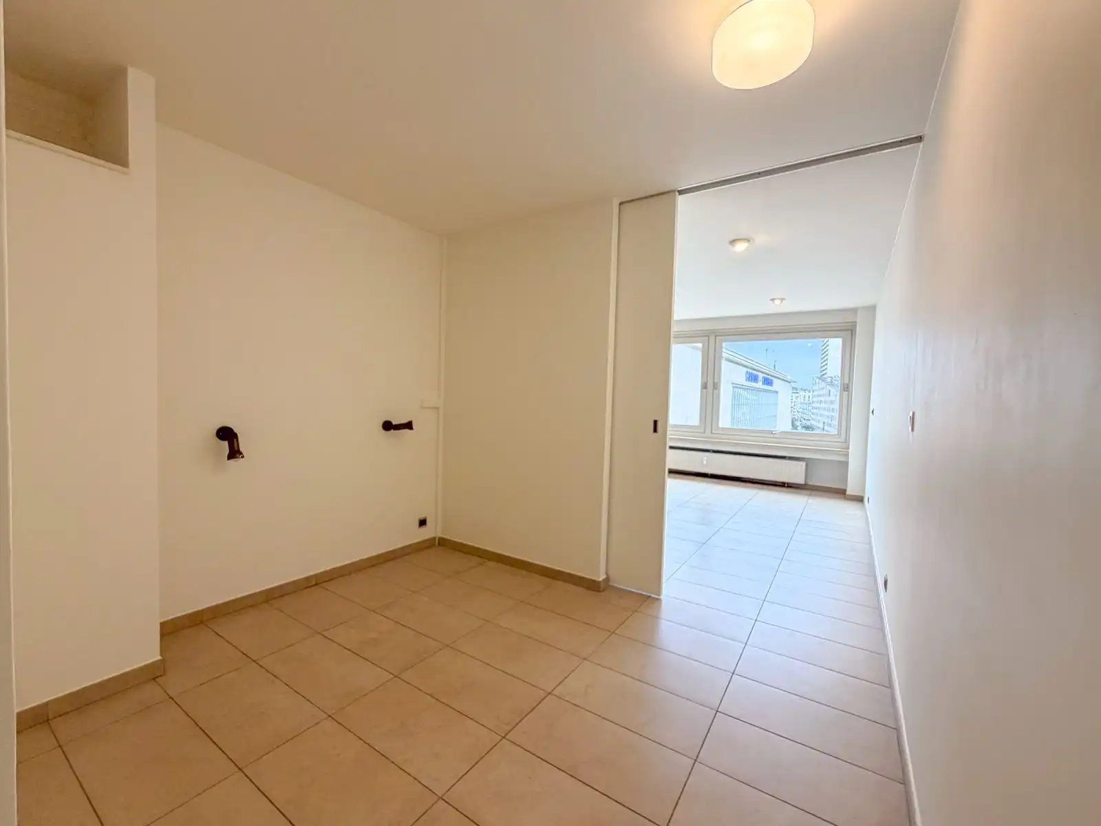 Lichtrijke studio met slaaphoek pal aan zee foto 5