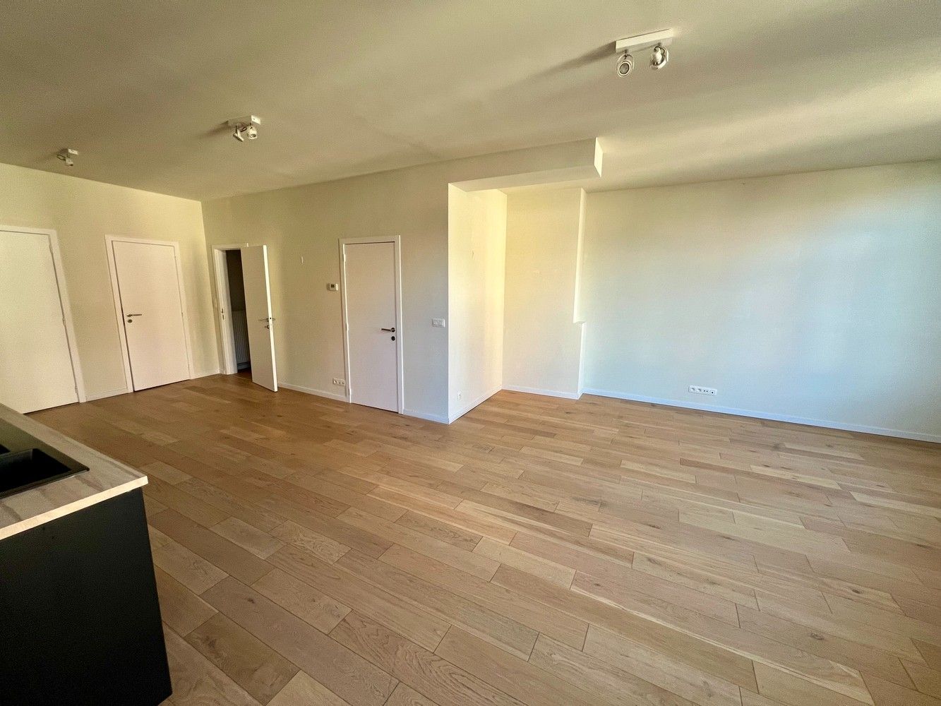 Recent gerenoveerd appartement met 4 slaapkamers te huur! foto 4