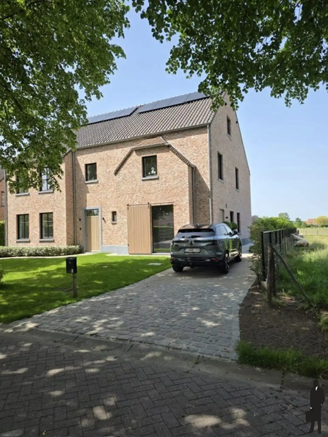 Zeer recente (nieuwbouw 2 jaar oud) energiezuinige halfopen bebouwing met 3 slaapkamers, nieuwste technieken zoals warmtepomp, zonnepanelen, … en open zicht op veel groen van de omliggende landerijen. foto {{pictureIndex}}