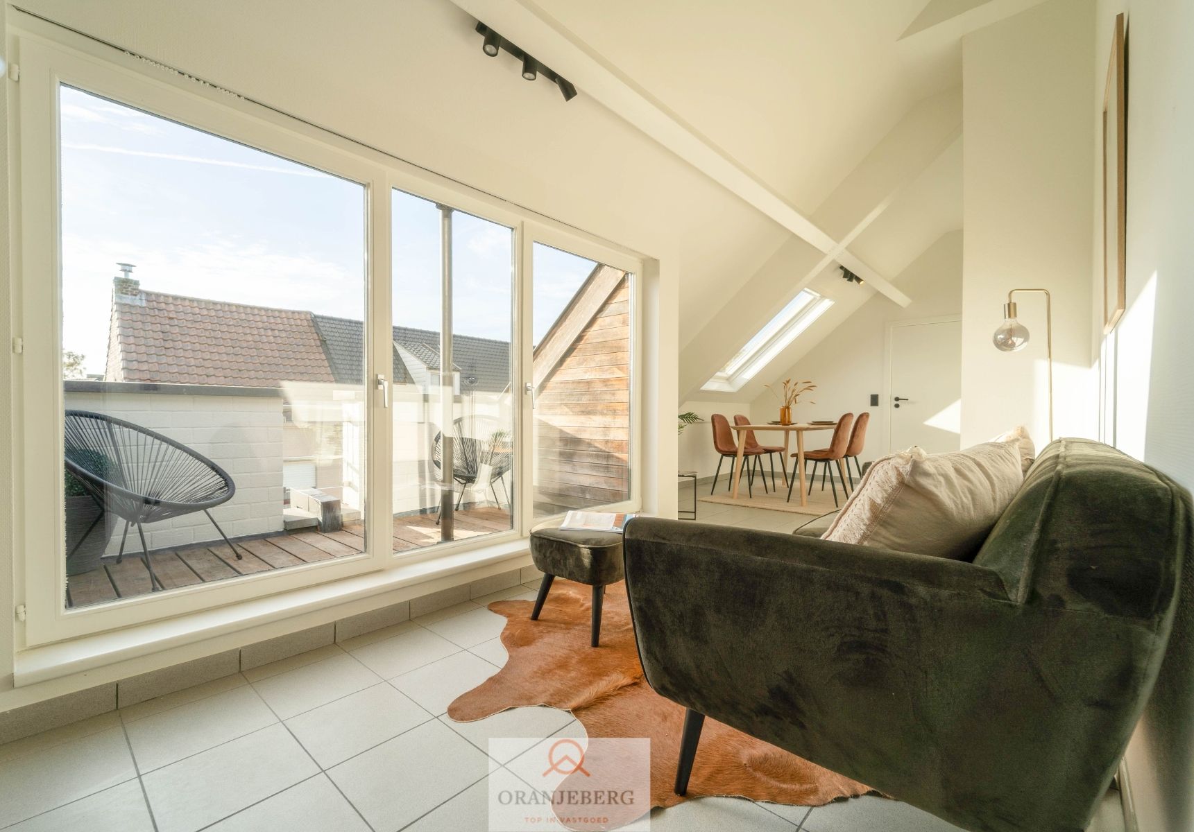 Lichtrijke studio met terras Sint-Amandsberg! foto {{pictureIndex}}