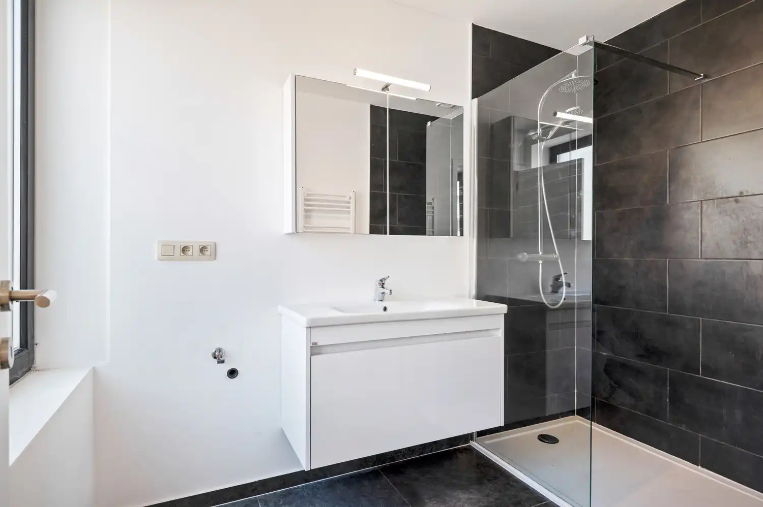 Instapklaar gerenoveerd 1-slaapkamer appartement op topligging in Berchem! foto 8