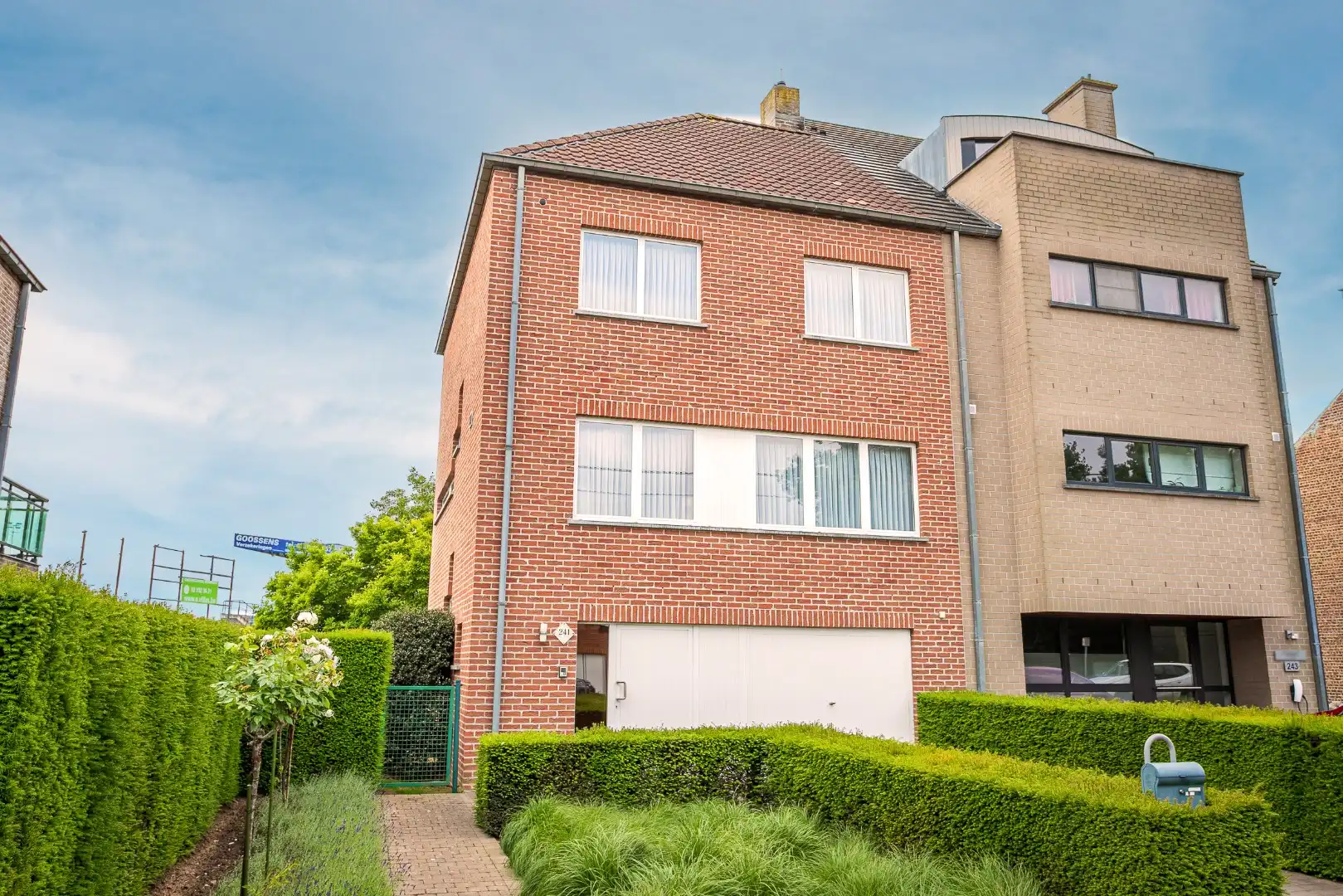 Verzorgde 3-gevelwoning met 3 slpk en tuin te Halle foto {{pictureIndex}}