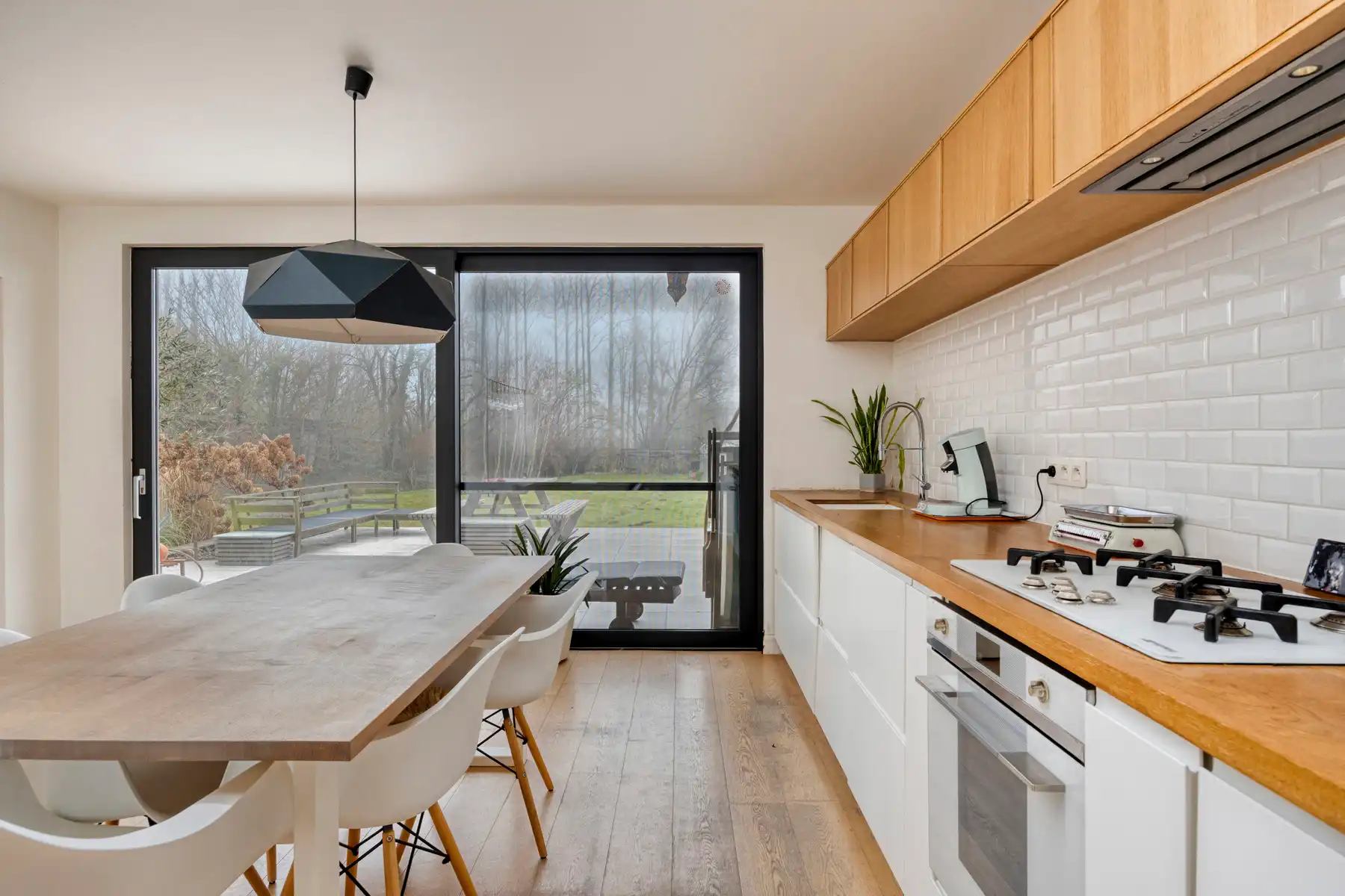 Instapklare halfopen woning met grote tuin op toplocatie in hartje Merchtem! foto 11