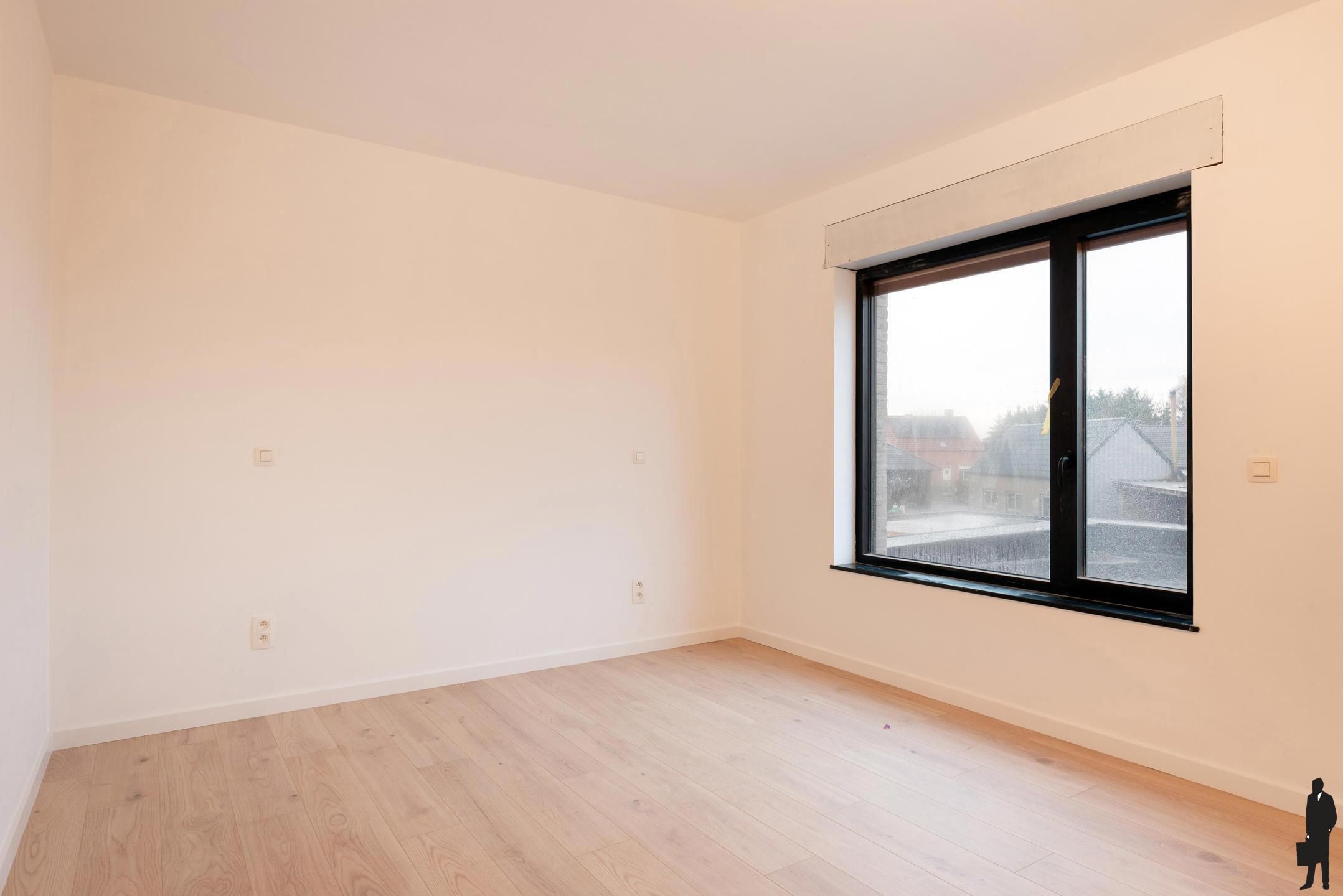 Instapklare nieuwbouw halfopen bebouwing met tuin en garage foto 9