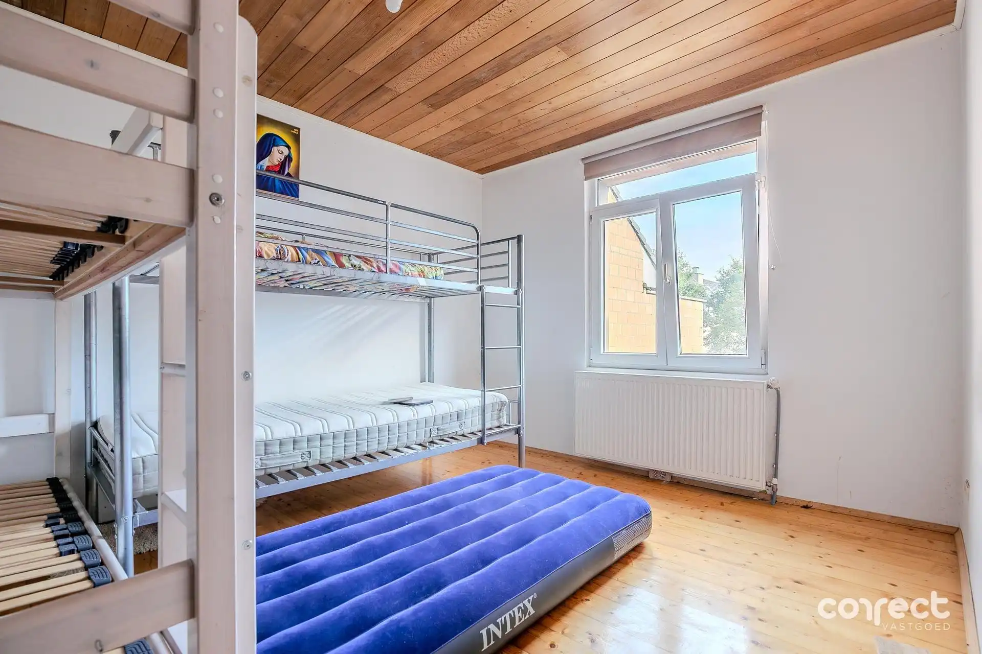 Halfopen, deels gerenoveerde woning op een rustige en centrale ligging. foto 5