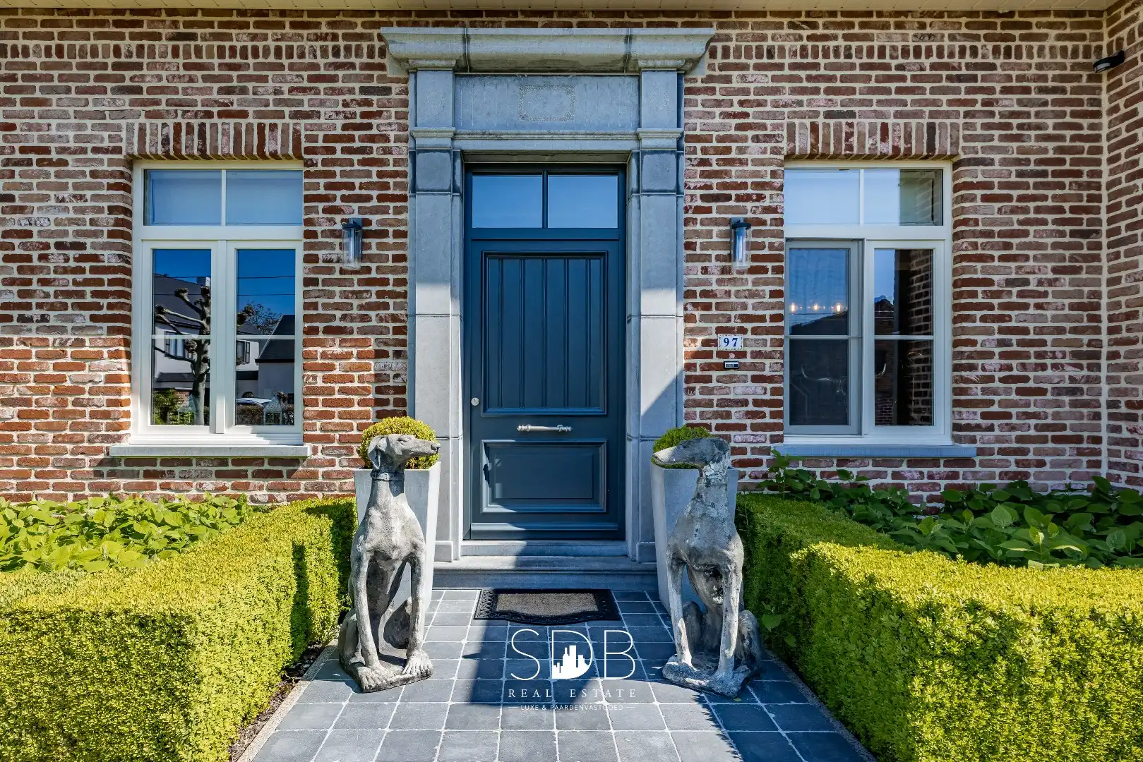 Prachtige stijlvolle woning met bijgebouwen, buitenpiste en graslanden  foto 2