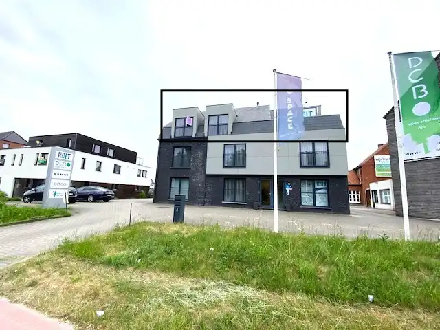 Instapklare kantoorruimte met gemeenschappelijke parking, nabij E313 foto {{pictureIndex}}