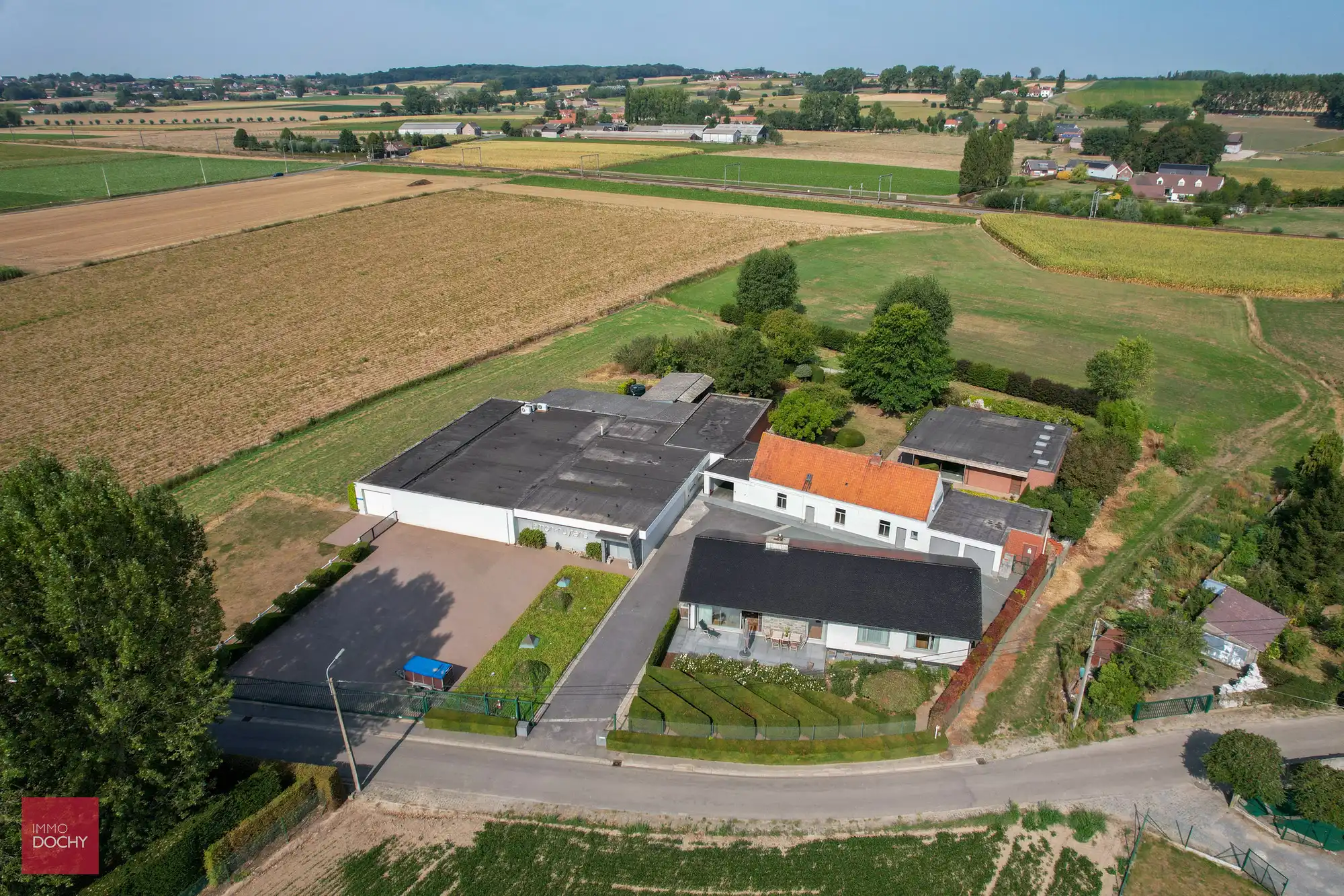 Landelijk gelegen gelijkvloerse VILLA met MAGAZIJN (verkoopsruimte) foto 3