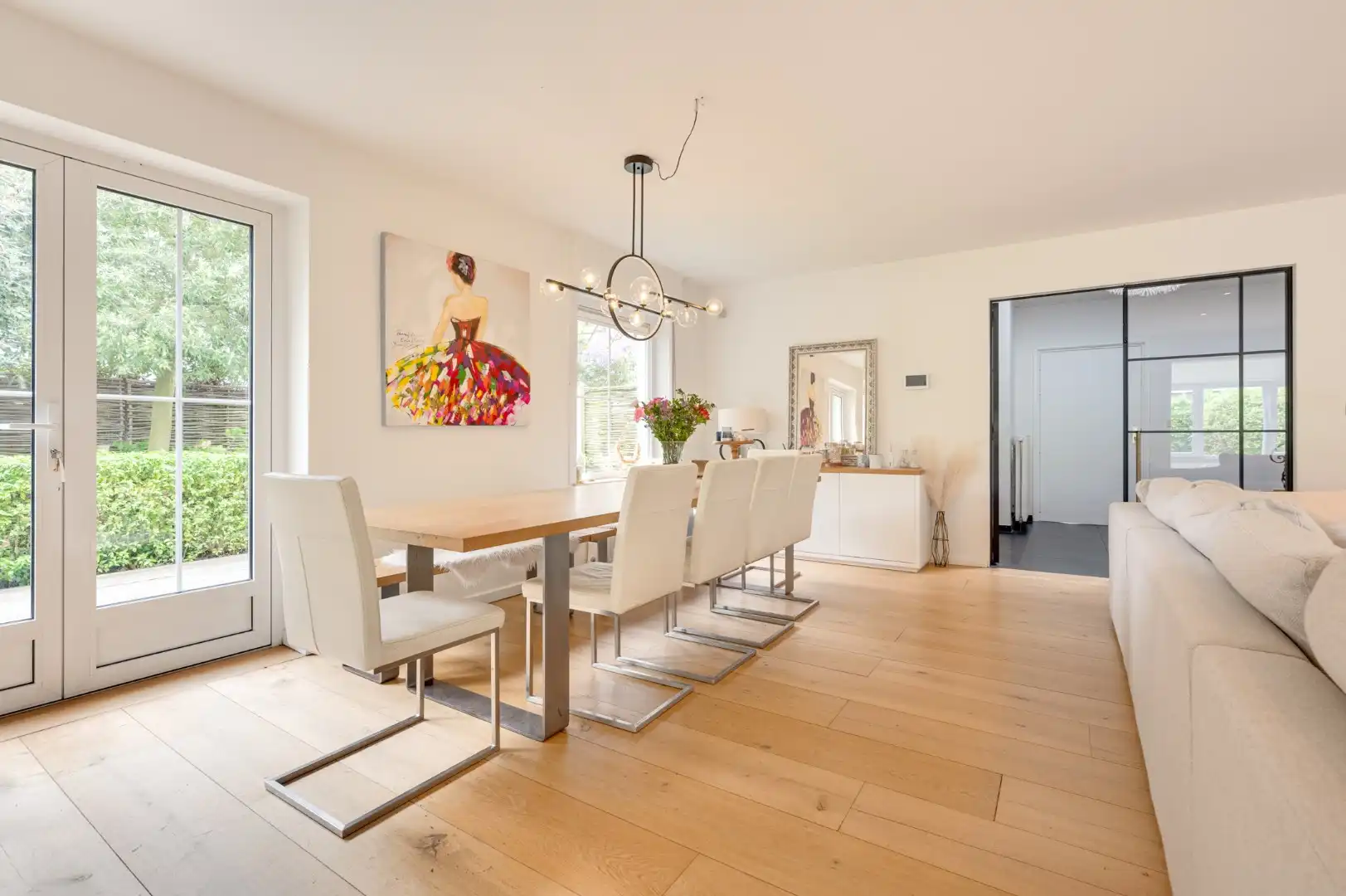 Karaktervolle alleenstaande ruime villa met rondom tuin op korte afstand van het strand  foto 6