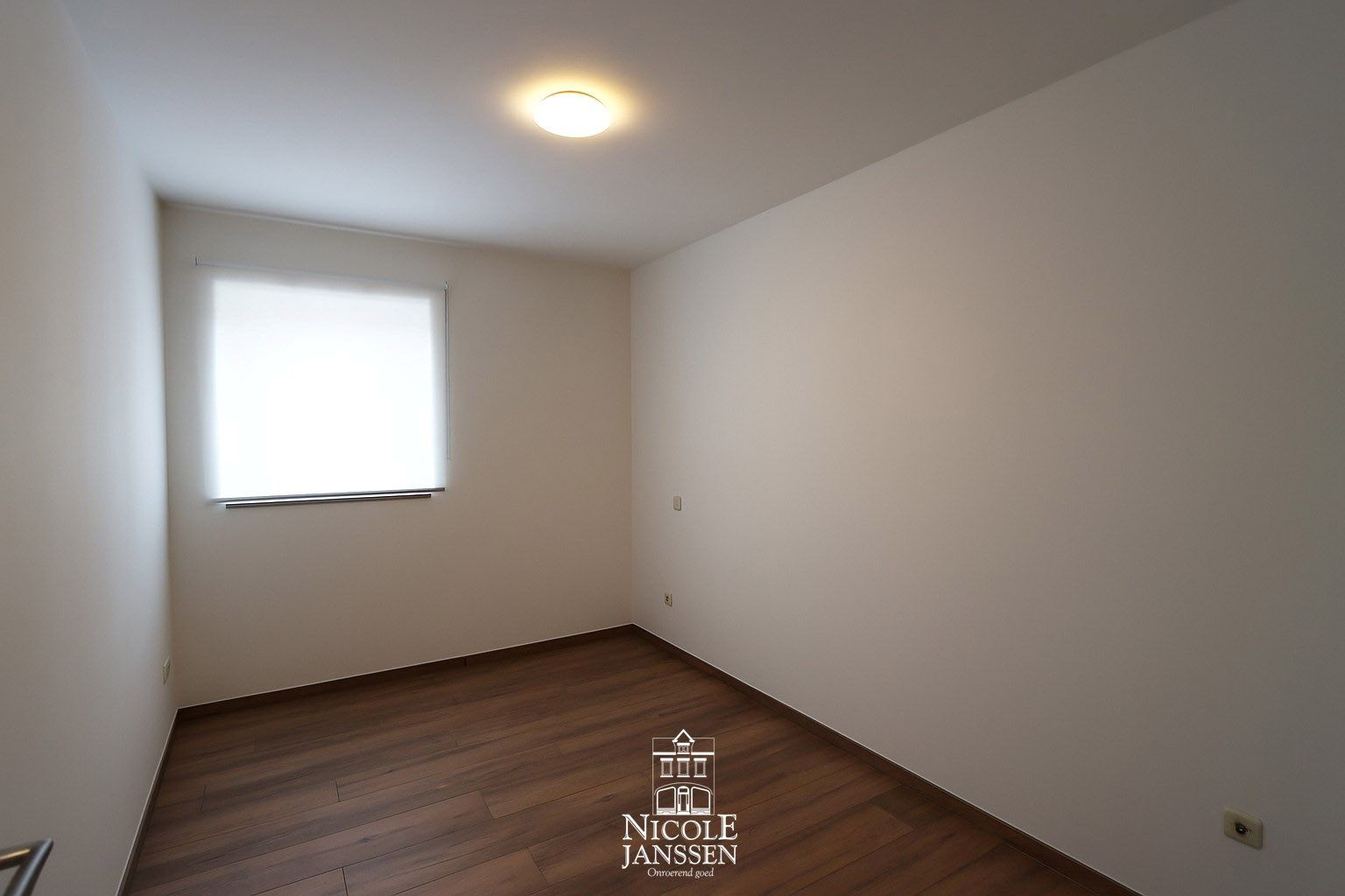 Instapklaar appartement met twee slaapkamers, tuintje en carport foto 5