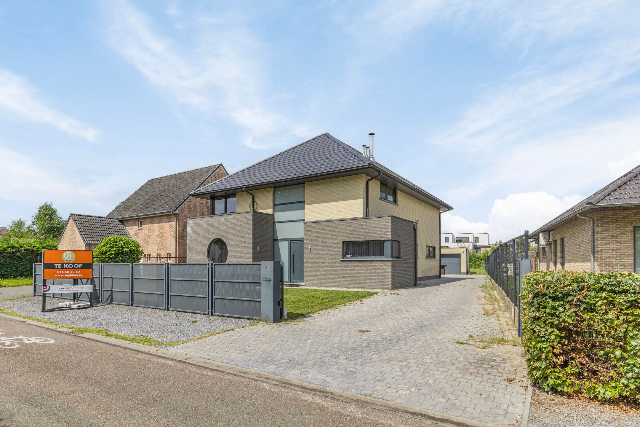 Zeer ruime woning met 4 slaapkamers op 12 are foto {{pictureIndex}}