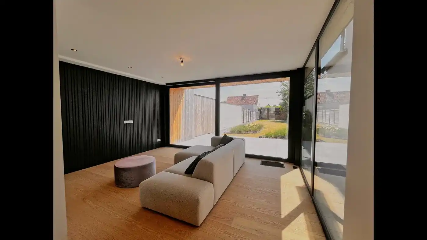 Volledig gerenoveerde en energiezuinige woning met prachtige diepe tuin foto {{pictureIndex}}
