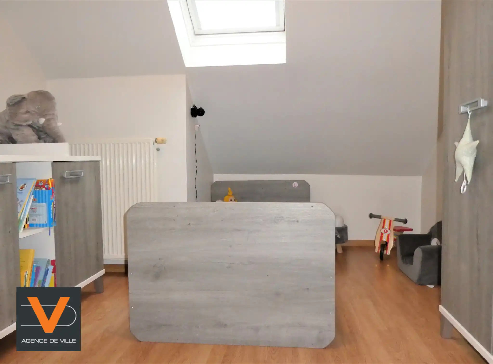 Prachtige koppelwoning met zonnig terras van 16m² en 2 autostaanplaatsen. Veel lichtinval door de grote ramen. foto 17