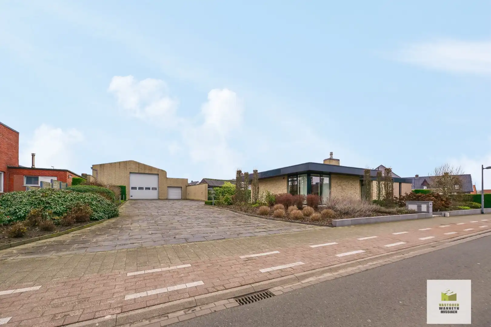 Hoofdfoto van de publicatie: Gelijkvloerse woning met praktijkruimte (50m2) en loods (300m2)