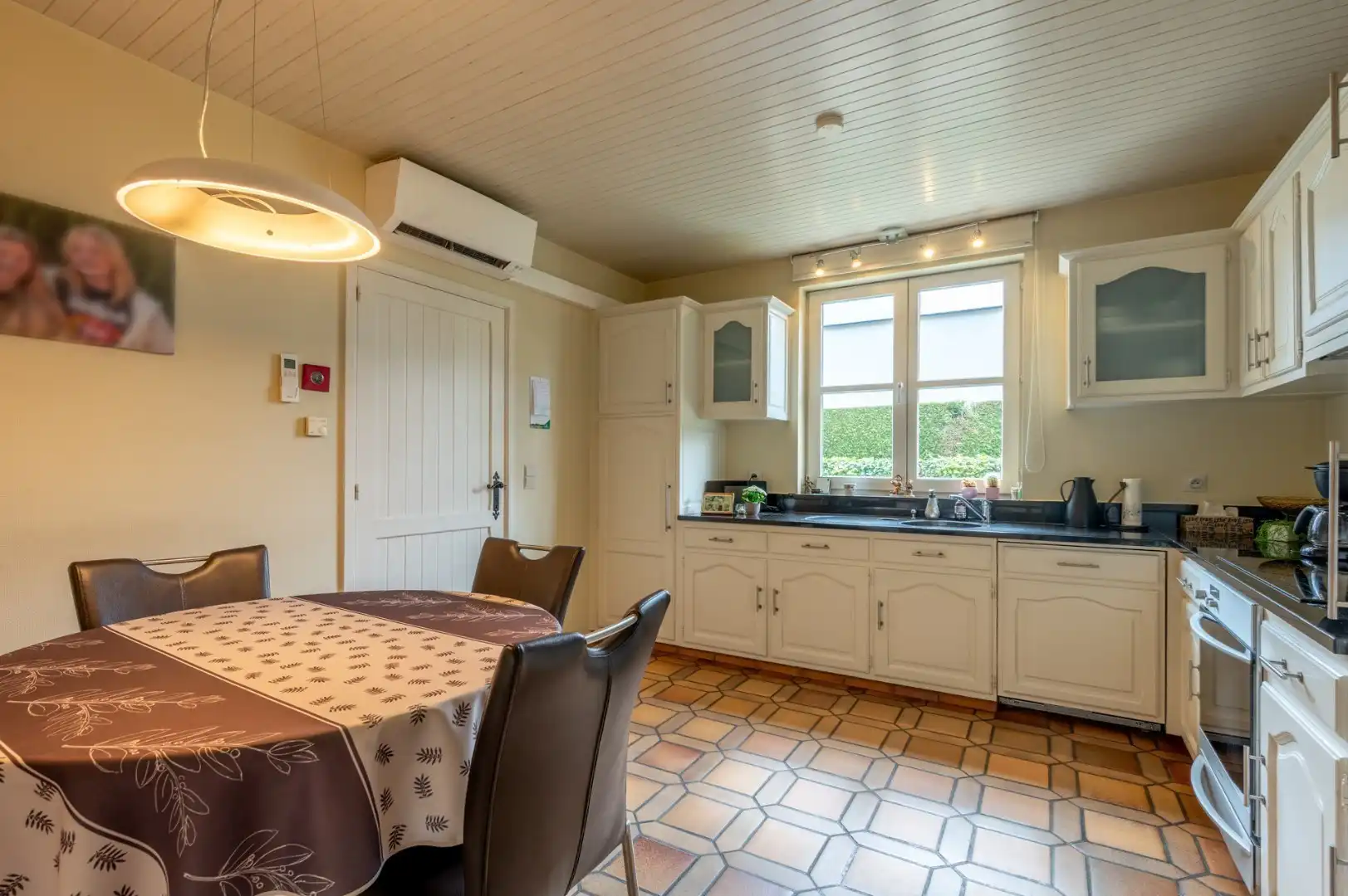 Villa met 3 kamers, 20 zonnepanelen en een dubbele garage op 800 m² foto 5