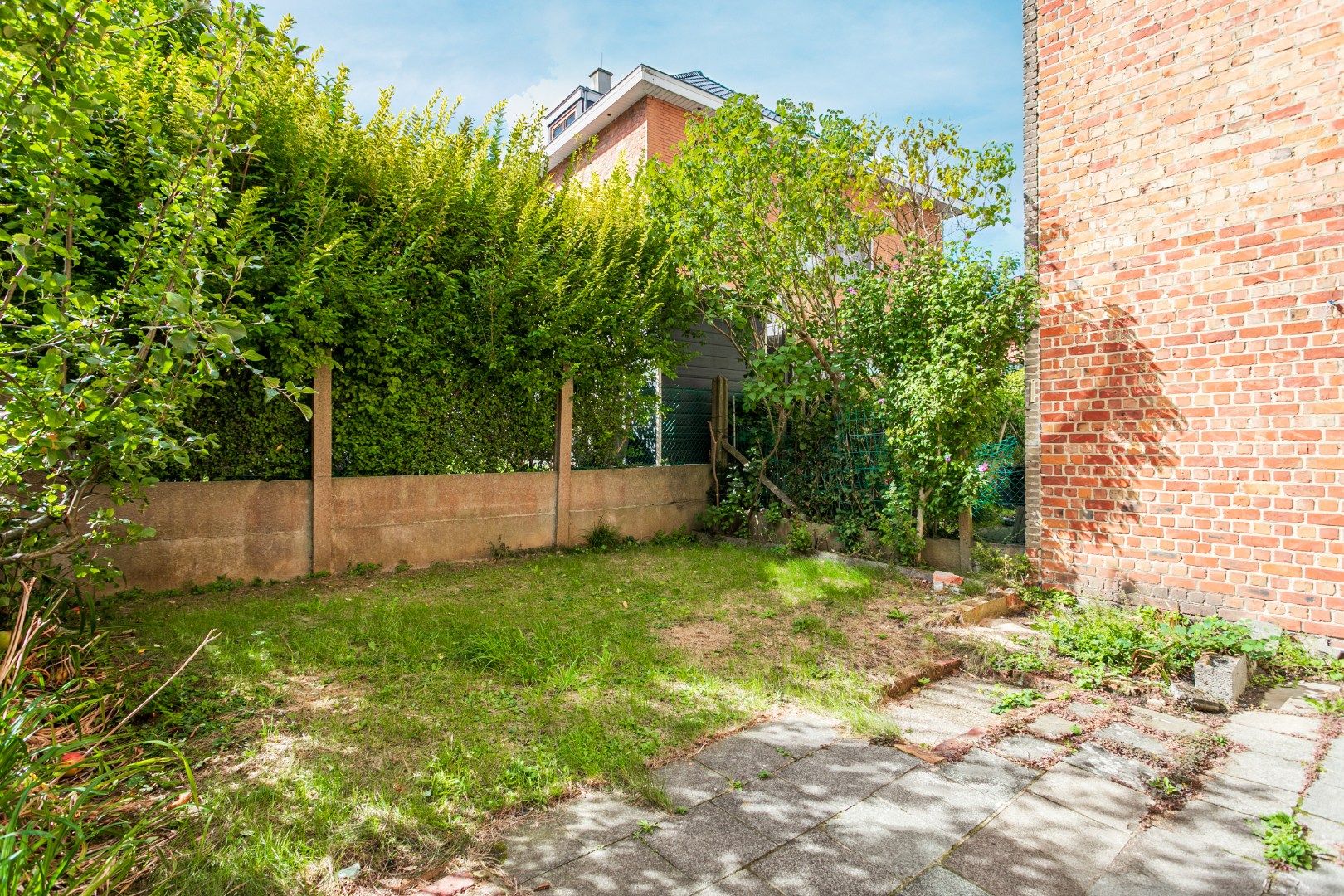 Te renoveren woning met 2 slaapkamers (4 mogelijk), bureau en aangename tuin foto 6