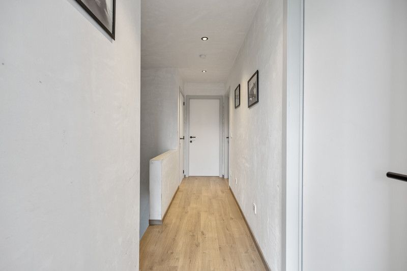 Recente, instapklare woning met garage en zwembad foto 17