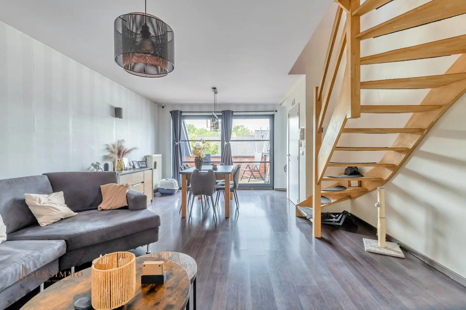 RUIM DUPLEX-APPARTEMENT VLAKBIJ CENTRUM MET 3 SLP, TERRAS, 2 AUTOSTAANPLAATSEN + 2 BERGINGEN foto 3