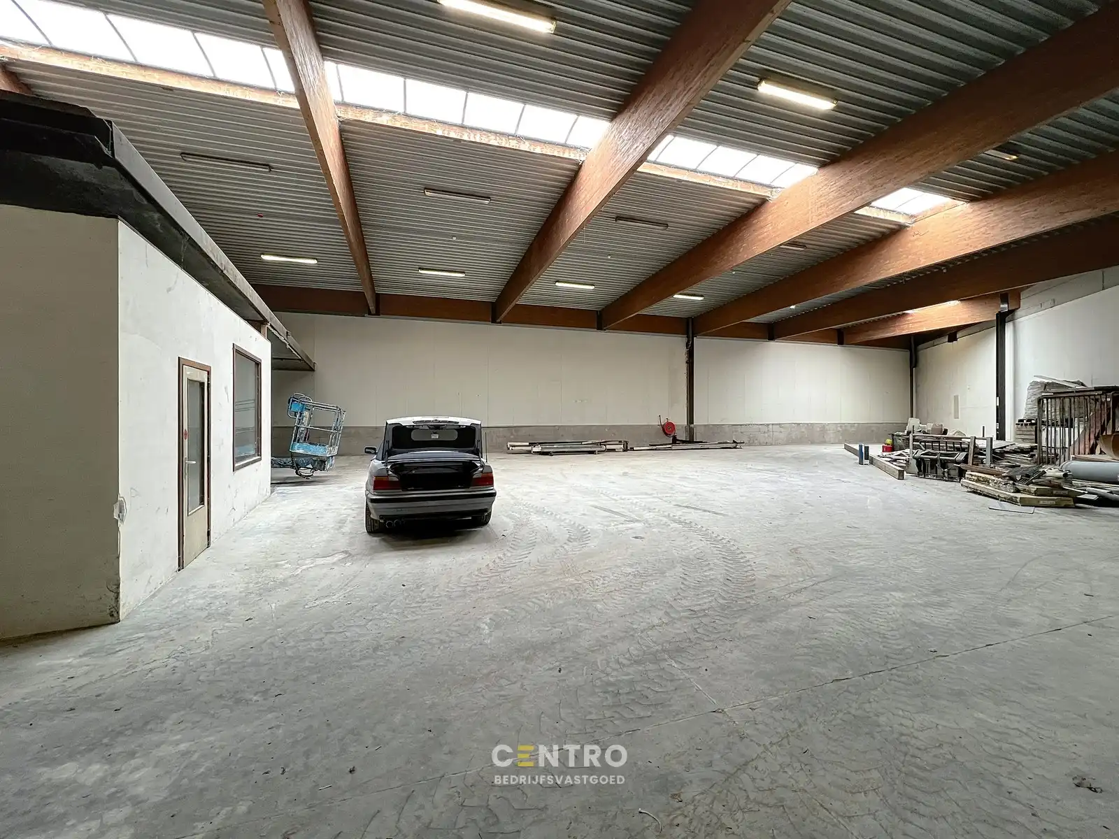 Instapklaar magazijn (± 700 m²) met automatische sectionaalpoort langs de N8 te Elverdinge (Ieper). Ambachten toegestaan ! foto 8