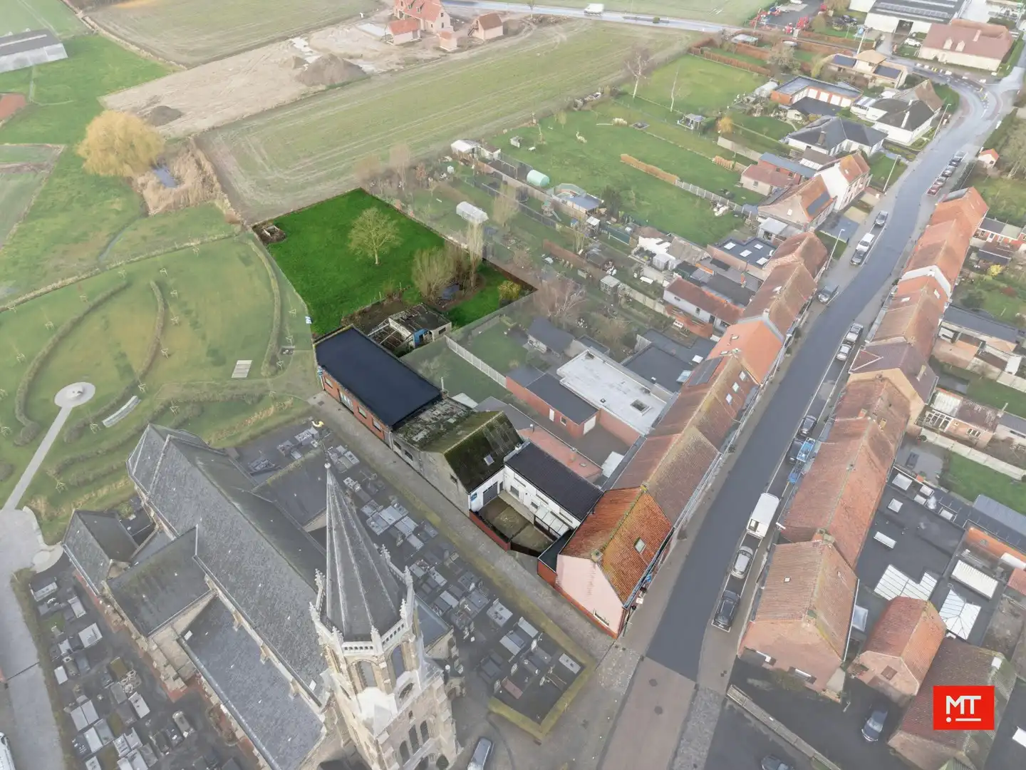 Hoofdfoto van de publicatie: Bijzonder ruim gebouw met magazijn in de dorpskern van Zandvoorde (Zonnebeke)