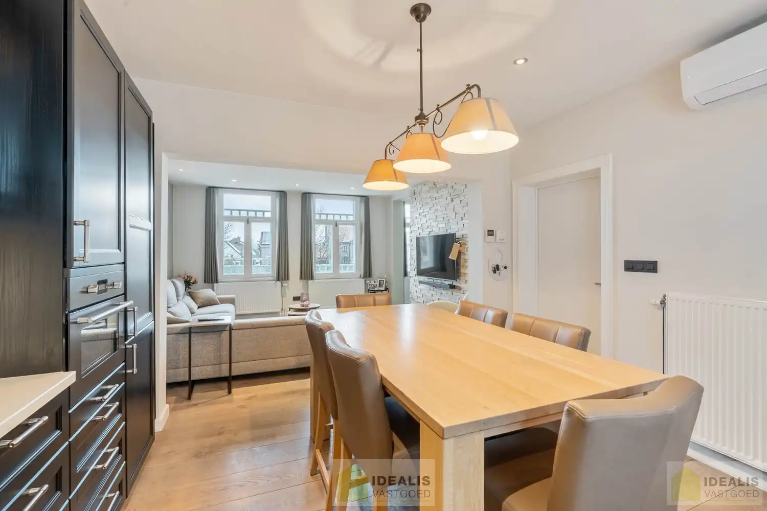 IDEALIS VASTGOED - Gerenoveerd duplex appartement gelegen op het Itterplein in het Brouwershof, kortom wonen op een unieke locatie in een pand met een rijke geschiedenis!! Dit ruime duplexappartement omvat maar liefst ca.155m² bewoonbare oppervlakte en voorzien van een ruime woonkamer met aansluitend keuken, badkamer voorzien van bad en douche, 3 slaapkamers en ruim dakterras. Uiterst geschikt voor kandidaten op zoek naar een instapklaar duplex appartement op een toplocatie midden in hartje Opitter, Bree! foto 9