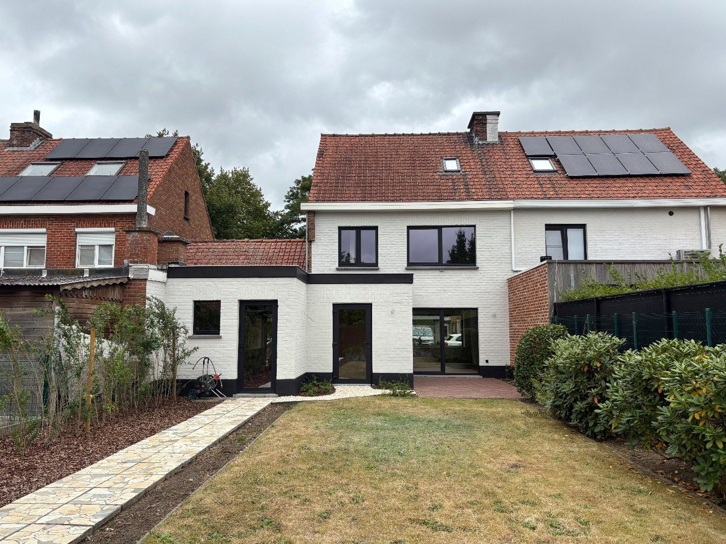 Volledig gerenoveerde woning met hoogwaardige, stijlvolle materialen te koop in Kuurne. foto {{pictureIndex}}