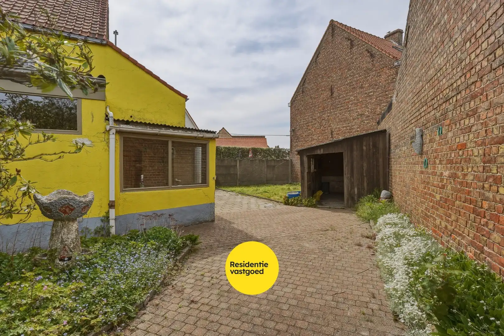 Te renoveren halfopen woning met tuin en oprit/garage foto 11