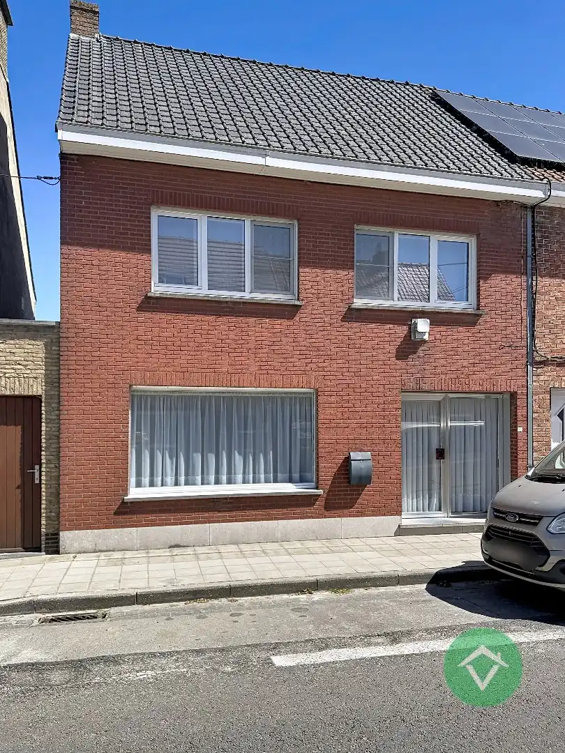 Instapklare woning met 3 slaapkamers en tuin te Eernegem  foto {{pictureIndex}}
