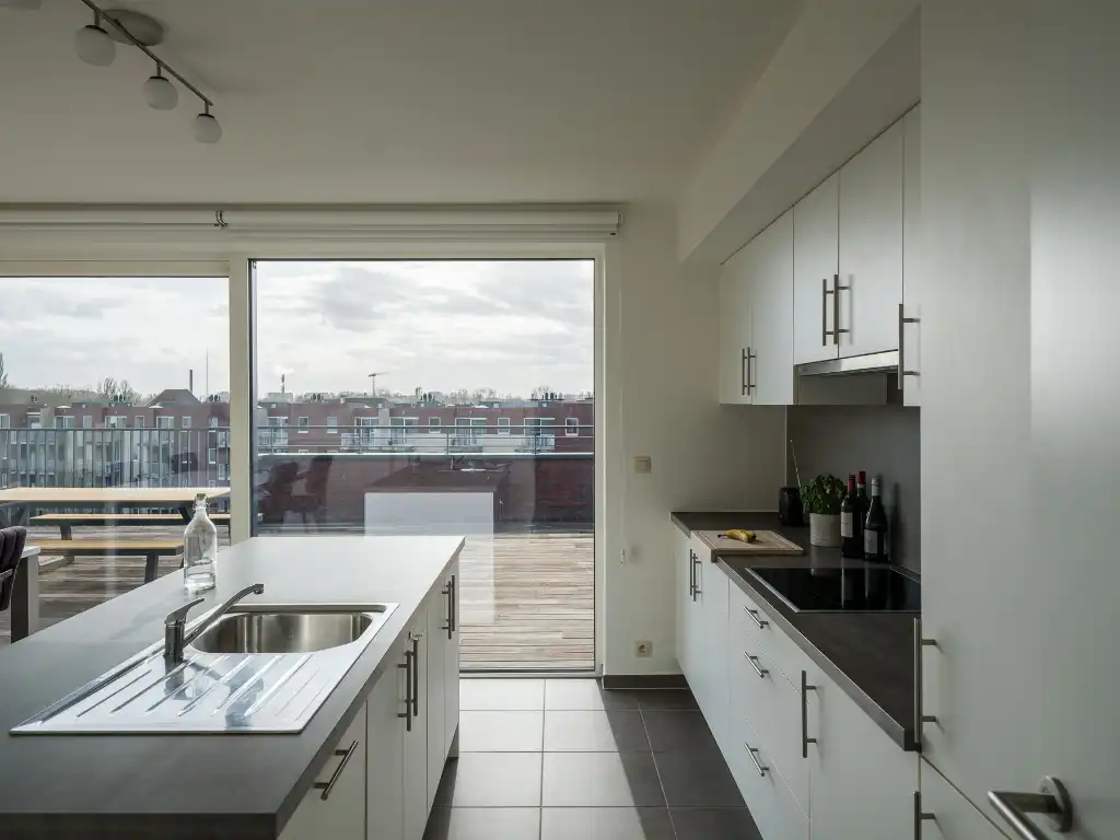 Lichtrijk dakappartement (BJ 2015) met een bijzonder ruim terras foto 7