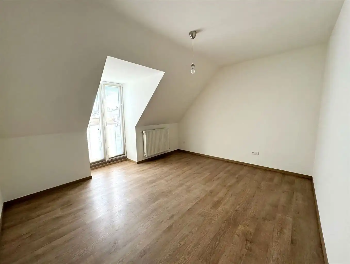 Charmant  2-slaapkamer appartement met 2 terrasjes en afgesloten garagebox, gelegen nabij het centrum van Maaseik.  foto 6