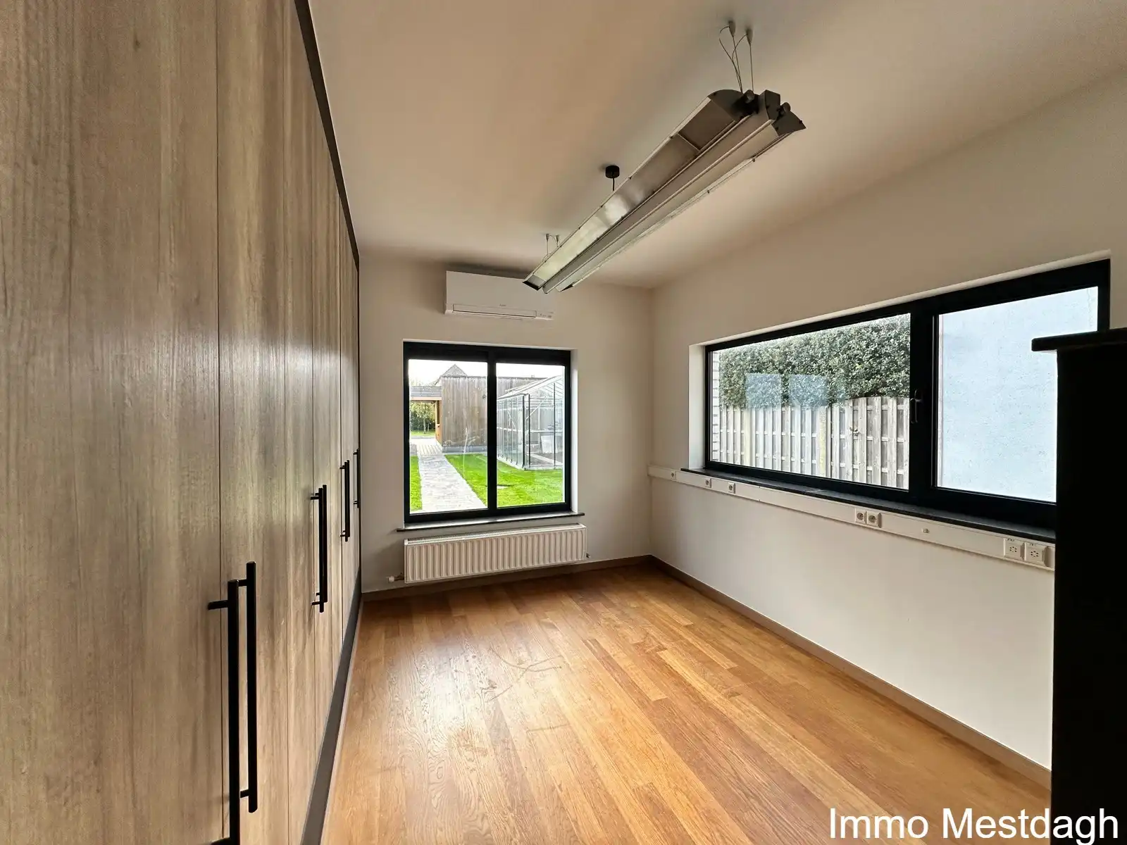 Gerenoveerde instapklare woning met tuin & terras & garages foto 16