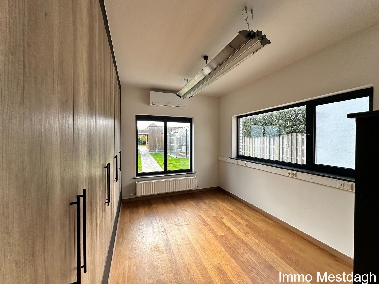 Gerenoveerde instapklare woning met tuin & terras & garages foto 16