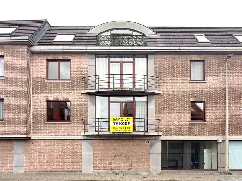 Instapklaar appartement met 2 slaapkamers en staanplaats nabij centrum Beveren foto {{pictureIndex}}