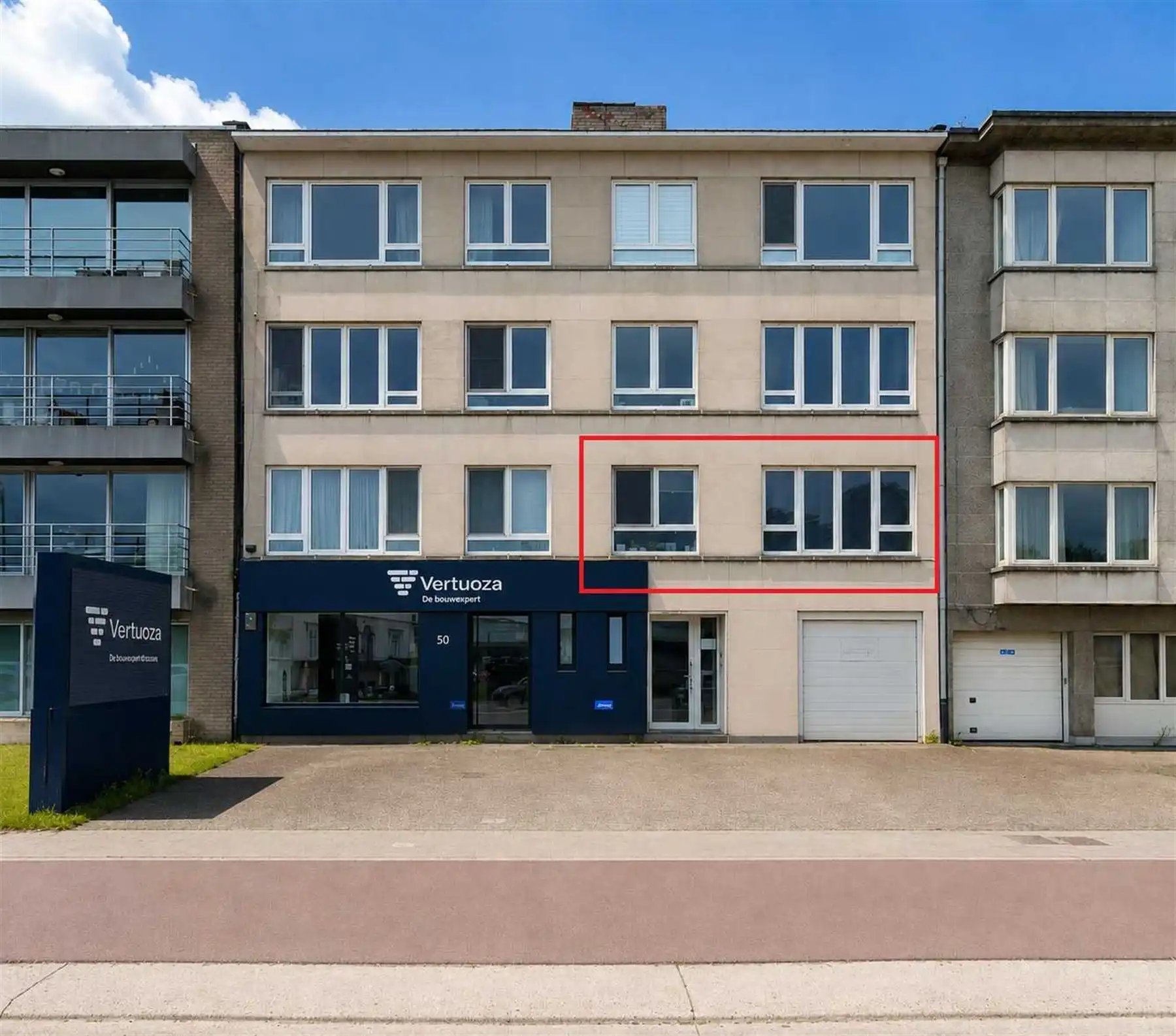 Ruim 2-slaapkamerappartement met terras en autostaanplaats foto {{pictureIndex}}
