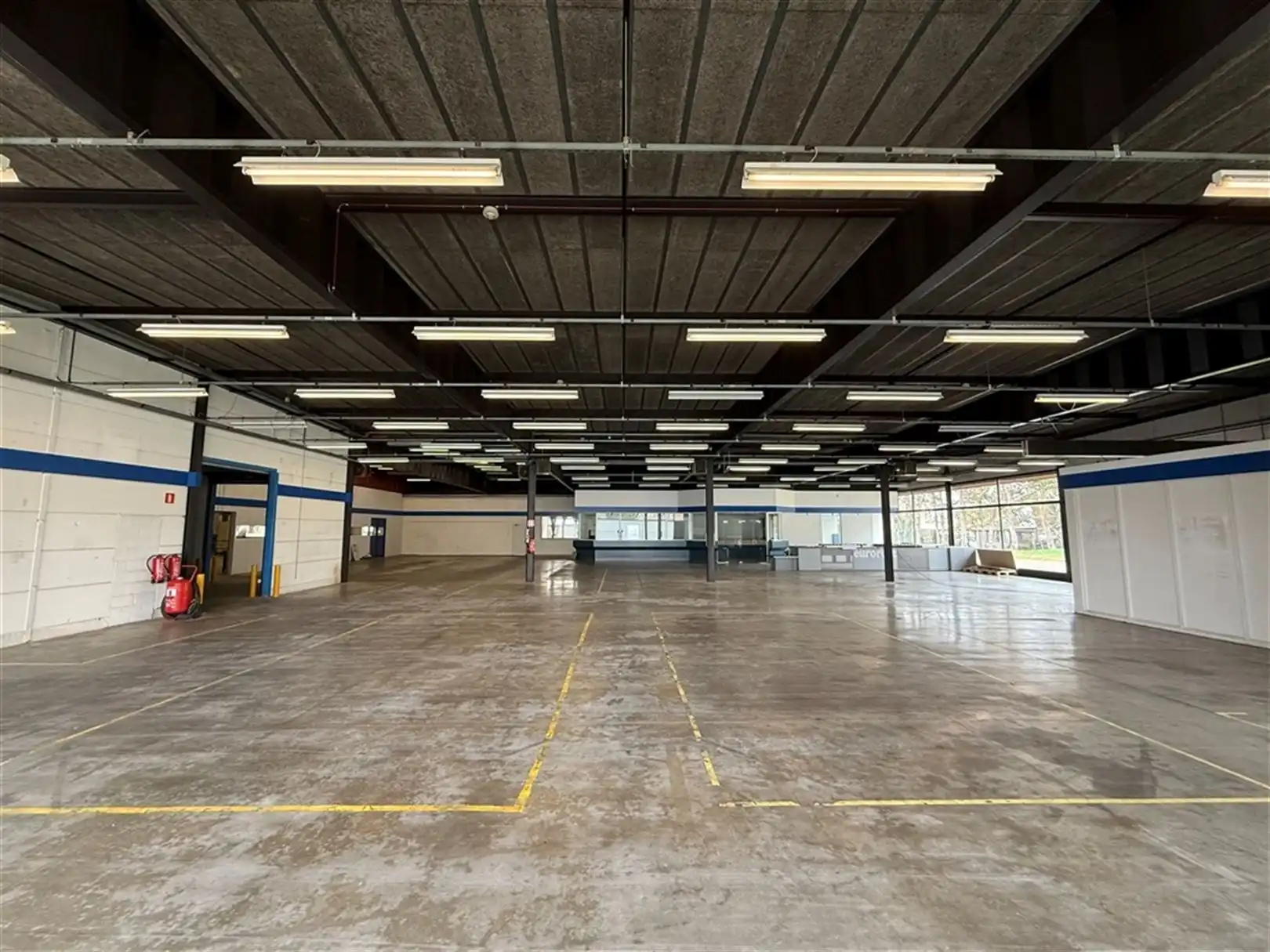 B2B Showroom met buitenterrein op zichtlocatie foto 5